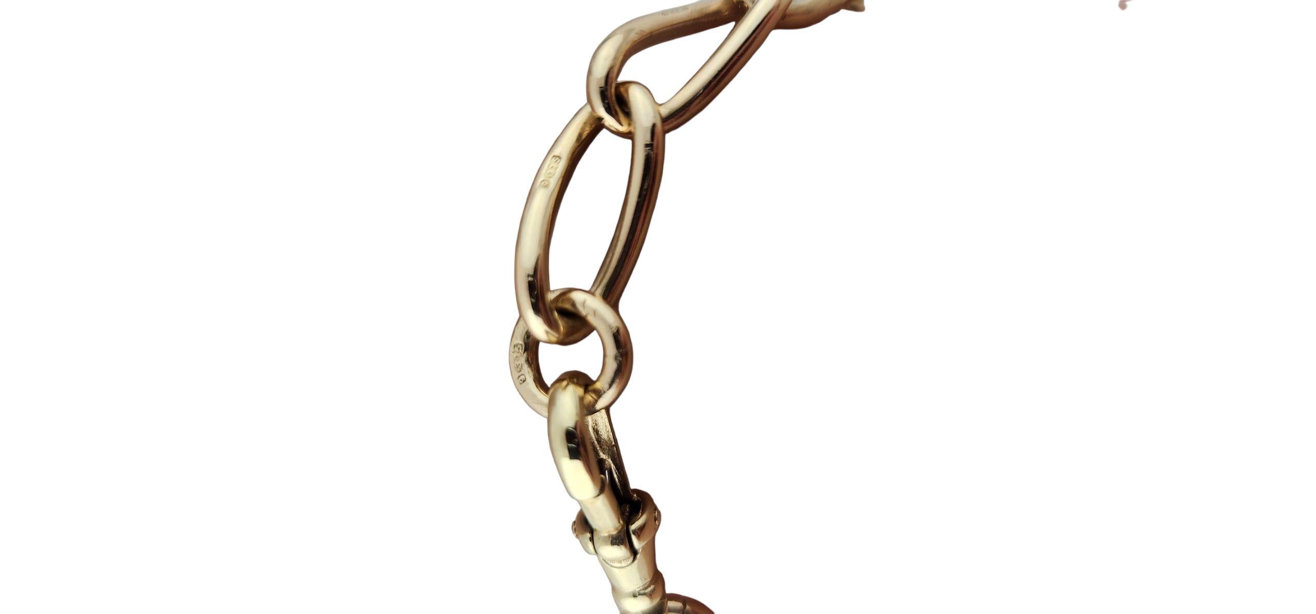 Bracciale da tasca con orologio da tasca a maglie ovali attorcigliate in oro giallo 9k

Realizzata in vero oro a 9 carati, ogni maglia di forma ovale presenta un sottile disegno attorcigliato che cattura magnificamente la luce, offrendo un movimento