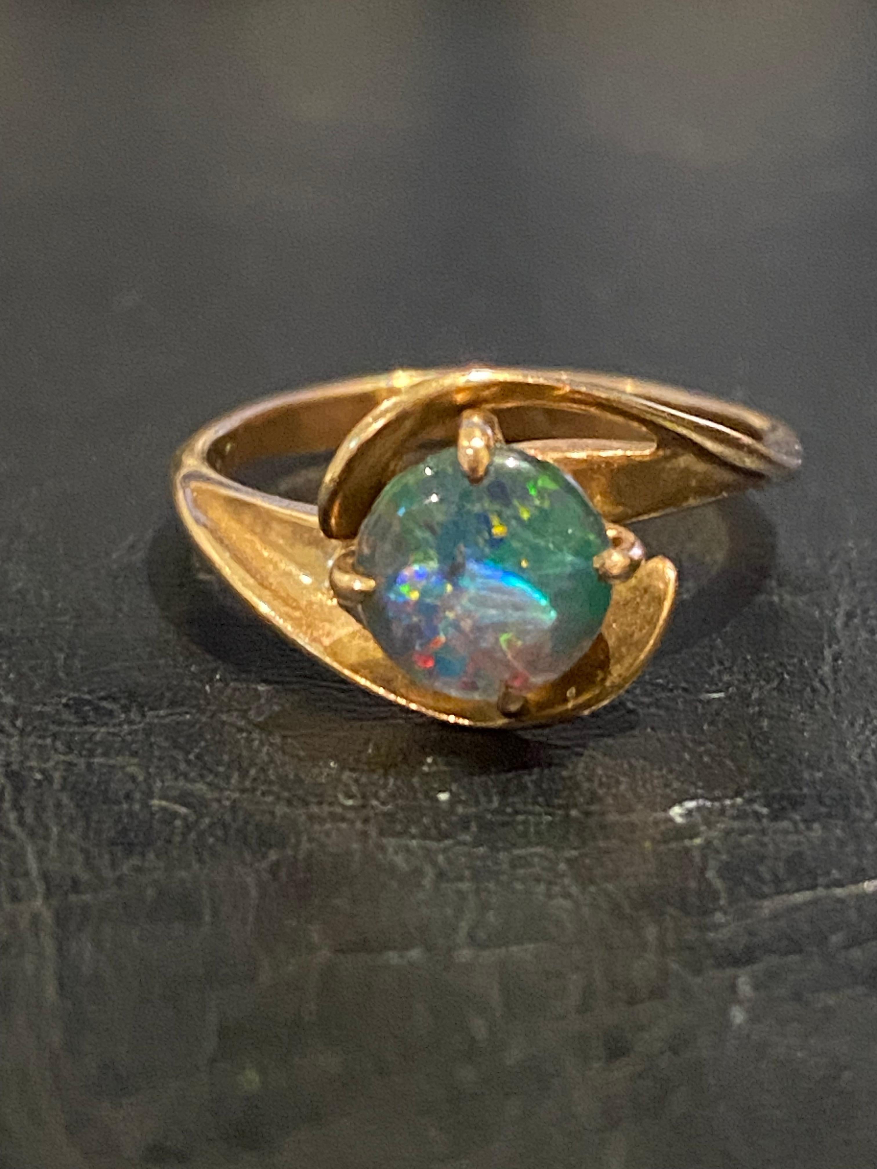 Cabochon 9K Yellow Gold Vintage Doublet Opal Ring 