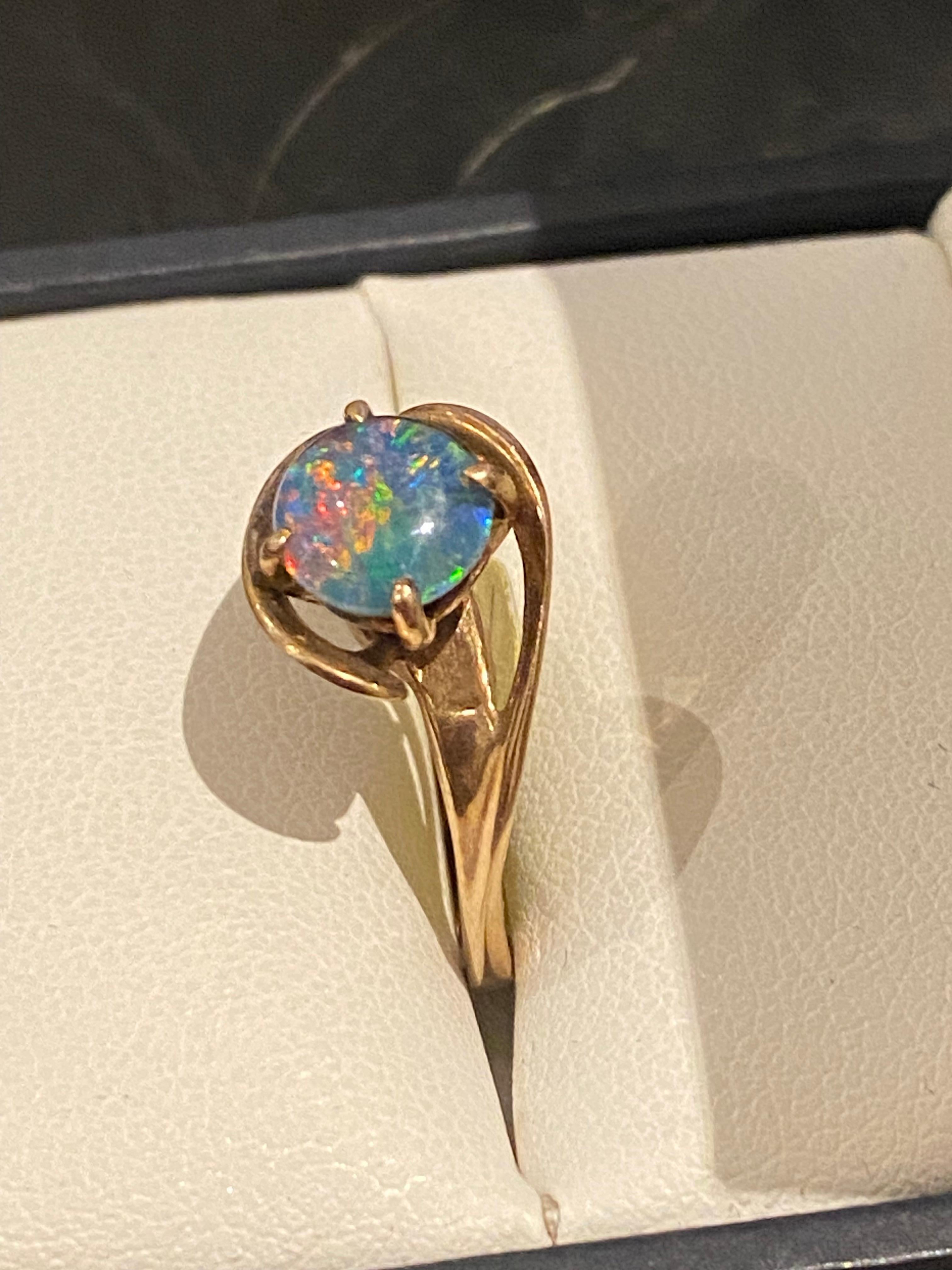 9K Yellow Gold Vintage Doublet Opal Ring  In Excellent Condition For Sale In MELBOURNE, AU