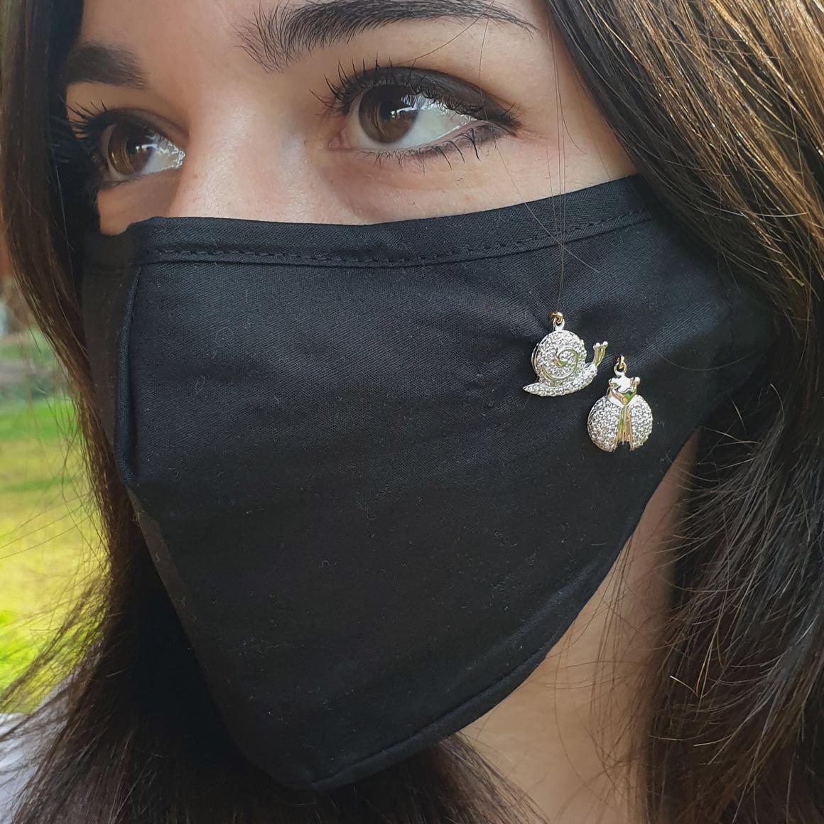 Elegant Talisman ! Stanoppi takes care of you ! Protect yourself with style. Talisman applied on a 100% pure cotton mask with protective filter or you can put the brooch in your jacket.   We also provide you with an elegant black mask ! 
Made in