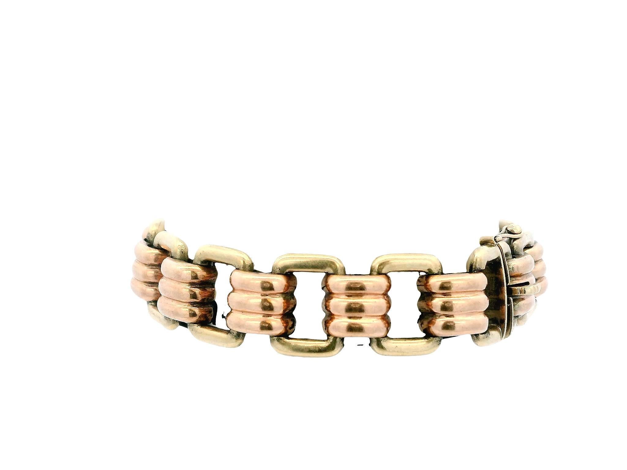 Cet élégant bracelet présente une étonnante combinaison de maillons en or jaune et en or rose 9k, fabriqués de manière experte aux États-Unis en 1950. Le design présente un mélange harmonieux de couleurs, ajoutant une touche de charme vintage à