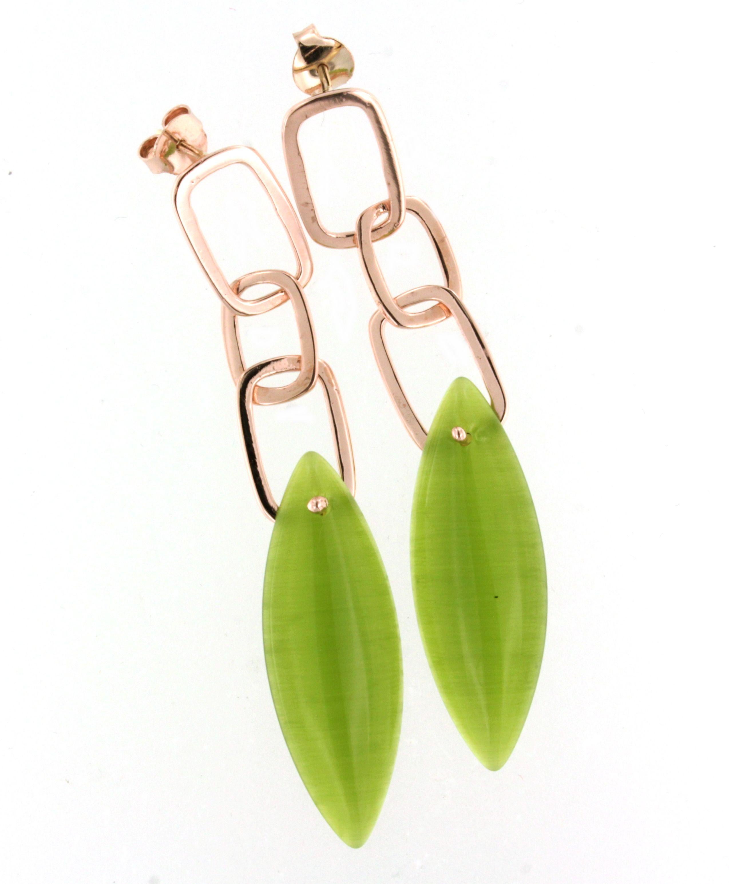 Orecchini da cocktail dal design moderno e alla moda  in oro rosa 9kt con pietra verde realizzato a mano in Italia da Stanoppi Jewellery dal 1948.  La pietra è una vera novità, disegnata dalla stilista Gisella per i suoi nuovi gioielli della