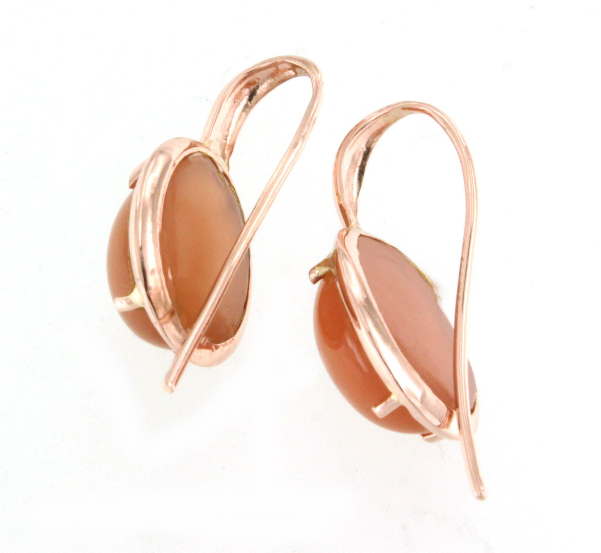 Orecchini moderni in oro rosa 9kt con pietra naturale: pietra di luna color pesca.  Realizzato a mano in Italia dalla Gioielleria Stanoppi dal 1948.  La pietra è una vera novità, disegnata dalla stilista Gisella per i suoi nuovi gioielli della