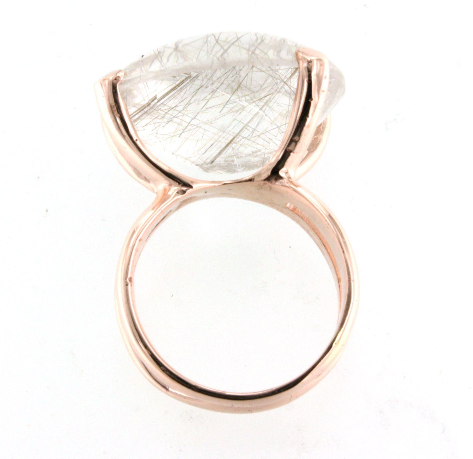 Anello da cocktail moderno e alla moda in oro rosa 9kt con pietra naturale: quarzo rutilato  Realizzato a mano in Italia dalla Gioielleria Stanoppi dal 1948.  La pietra è una vera novità, disegnata dalla stilista Gisella per i suoi nuovi gioielli