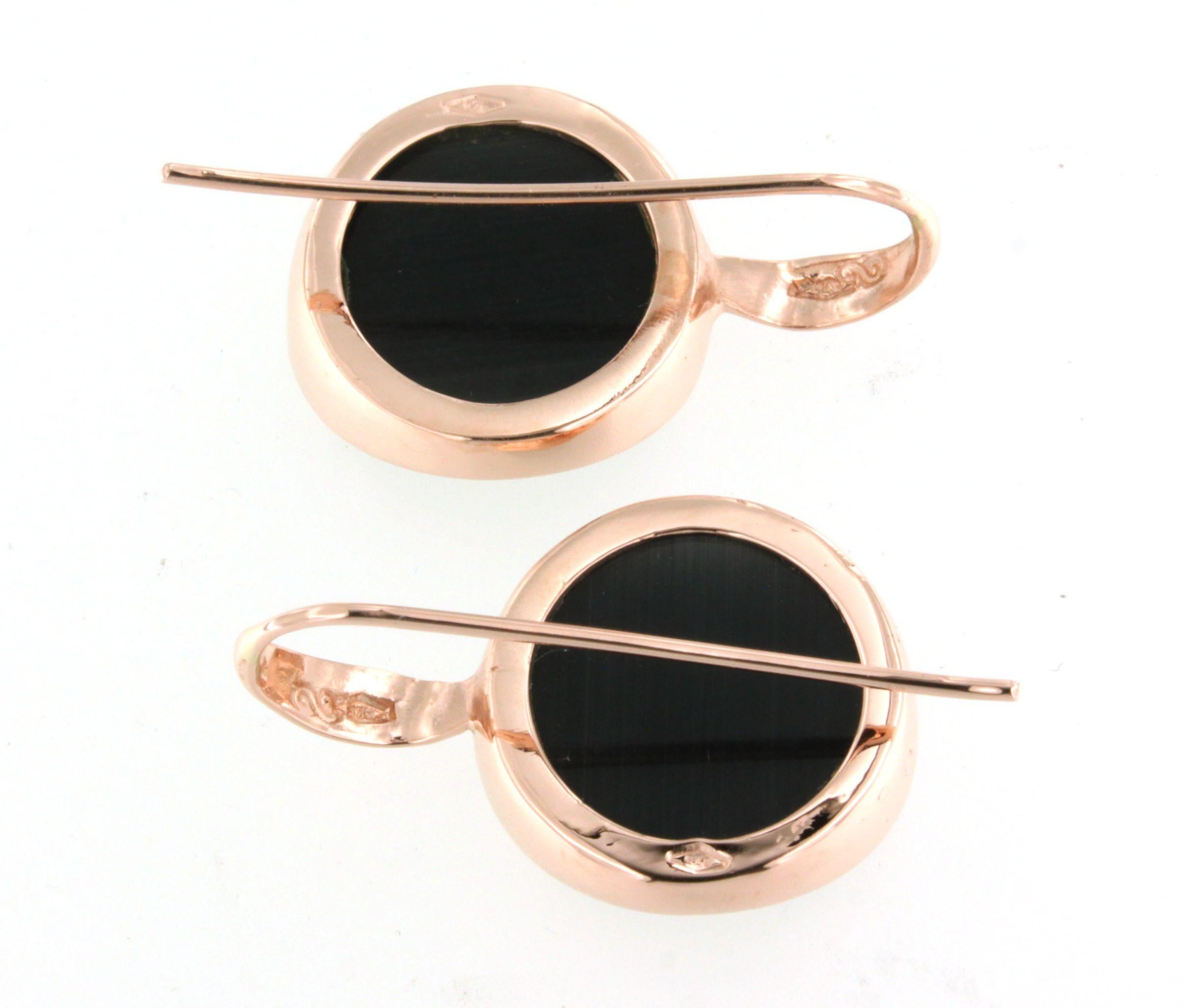 Orecchini dal design moderno e trandy in oro rosa 9kt con quarzo nero realizzati a mano in Italia da Stanoppi Jewellery dal 1948.  La pietra è una vera novità, disegnata dalla stilista Gisella per i suoi nuovi gioielli della collezione