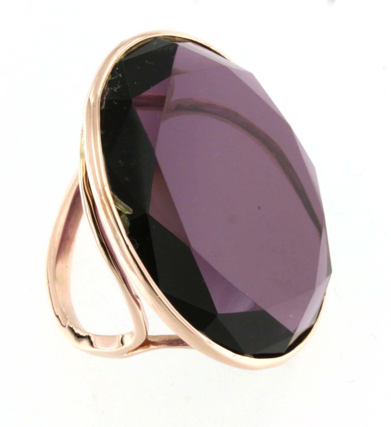Moderner Cocktailring aus 9kt Roségold mit trasparentem Amethystquarz. Handgefertigt in Italien von Stanoppi Jewellery seit 1948.  Der Stein ist eine echte Neuheit, die von der Stylistin Gisella für ihre neuen Schmuckstücke der