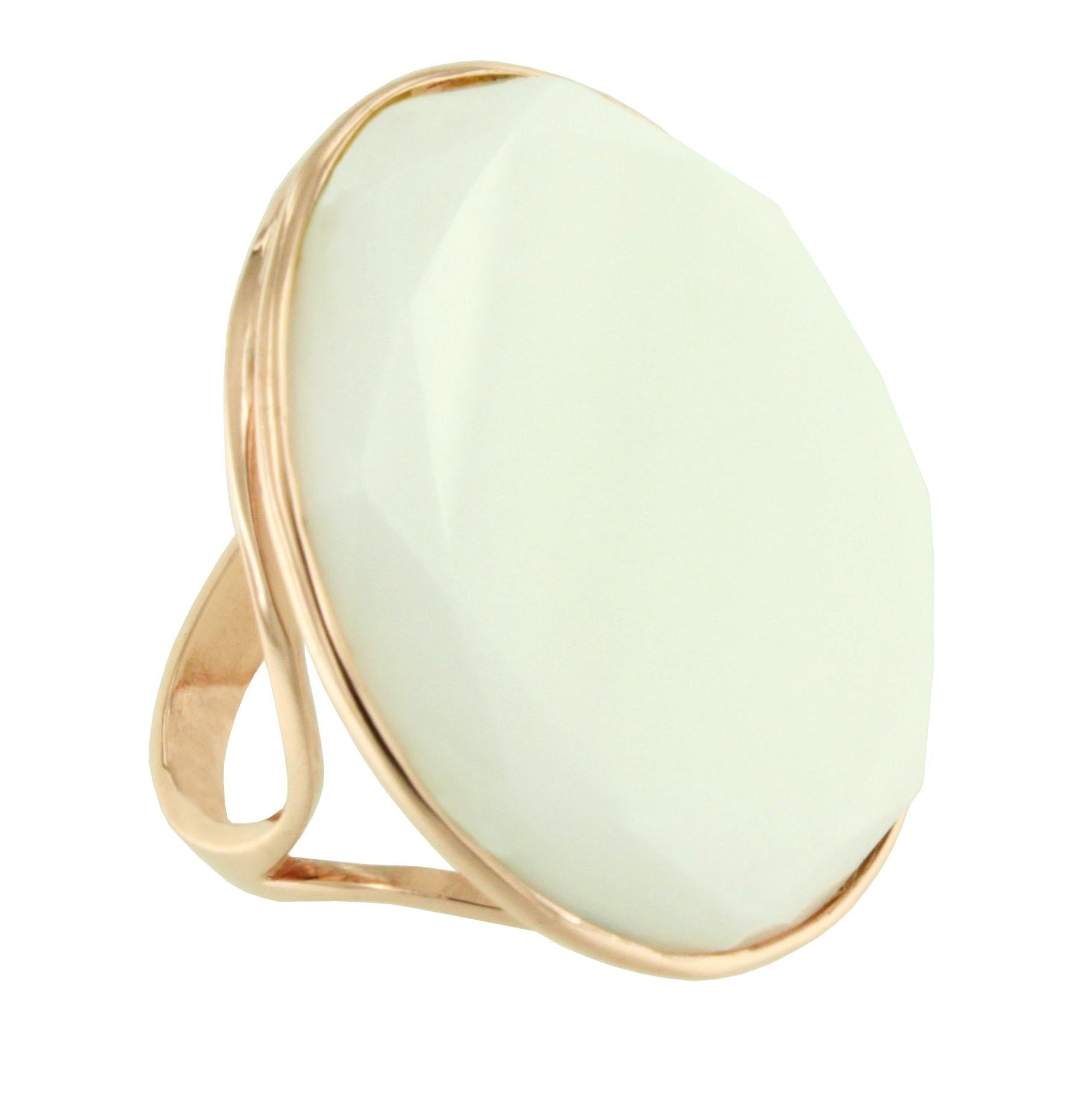 Moderner Cocktailring aus 9kt Roségold mit weißem Quarzstein  handgefertigt in Italien von Stanoppi Jewellery seit 1948.  Der Stein ist eine echte Neuheit, die von der Stylistin Gisella für ihre neuen Schmuckstücke der Frühjahr-Sommer-Kollektion