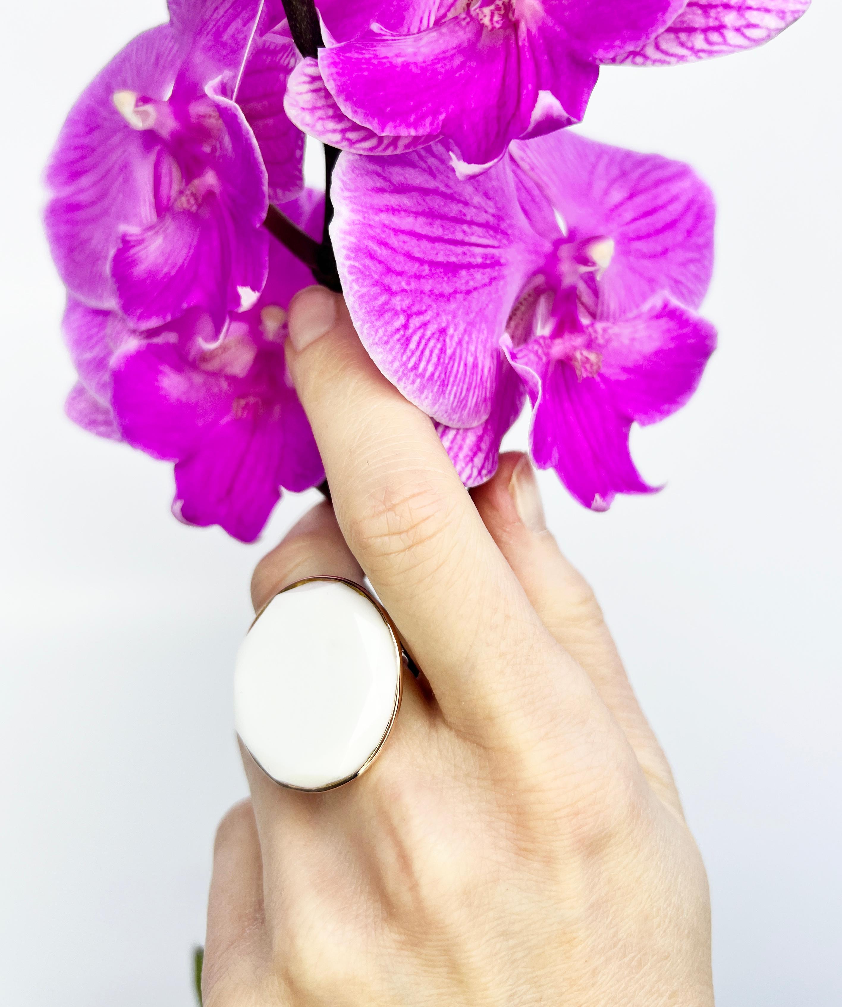 9 Karat Roségold Weißer Quarz Steine Cocktail Moderne Mode Außergewöhnlicher Ring (Modernistisch) im Angebot