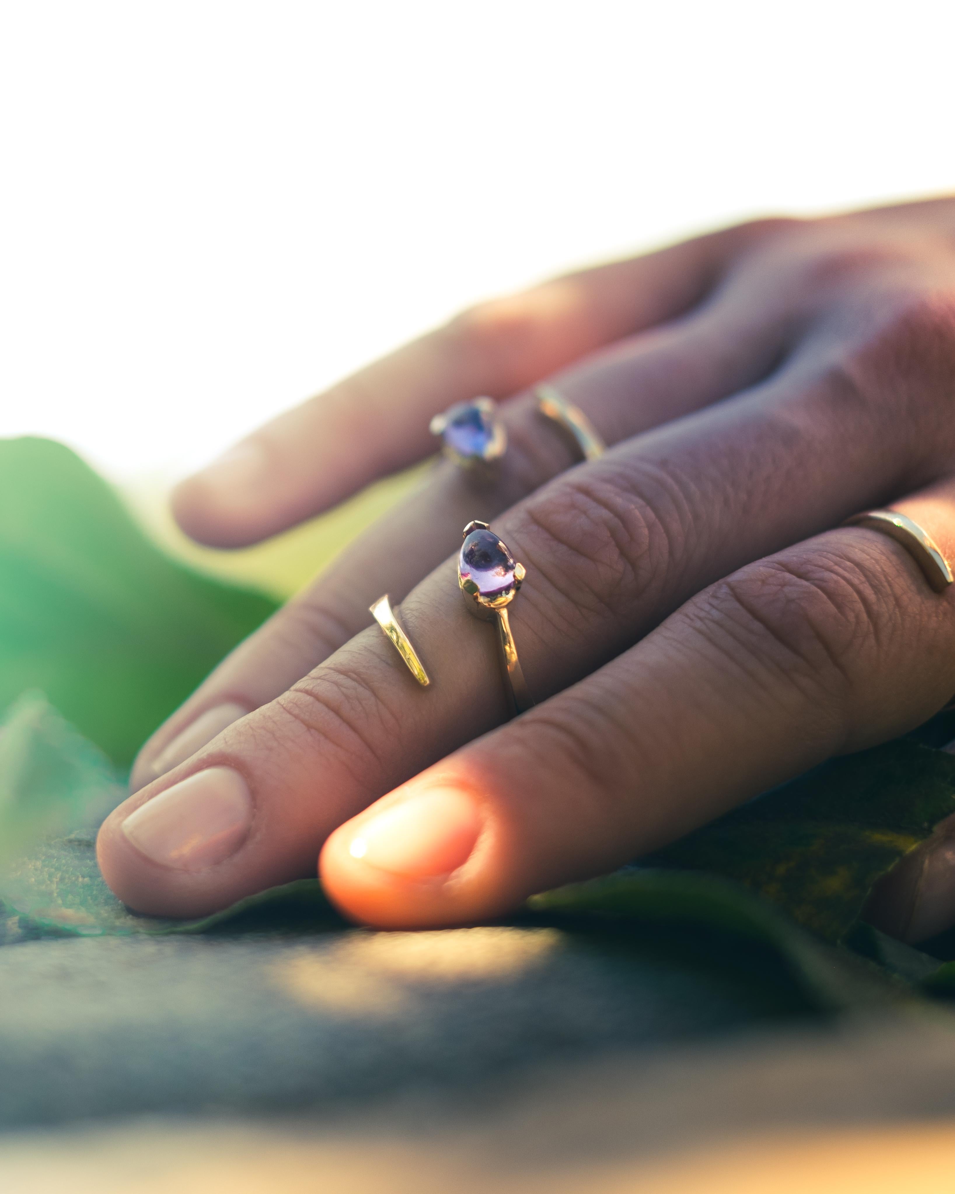 Anello da cocktail moderno e alla moda in oro giallo 9kt con pietra naturale:  quarzo ametista taglio cabochon  Realizzato a mano in Italia dalla Gioielleria Stanoppi dal 1948.  La pietra è una vera novità, disegnata dalla stilista Gisella per i