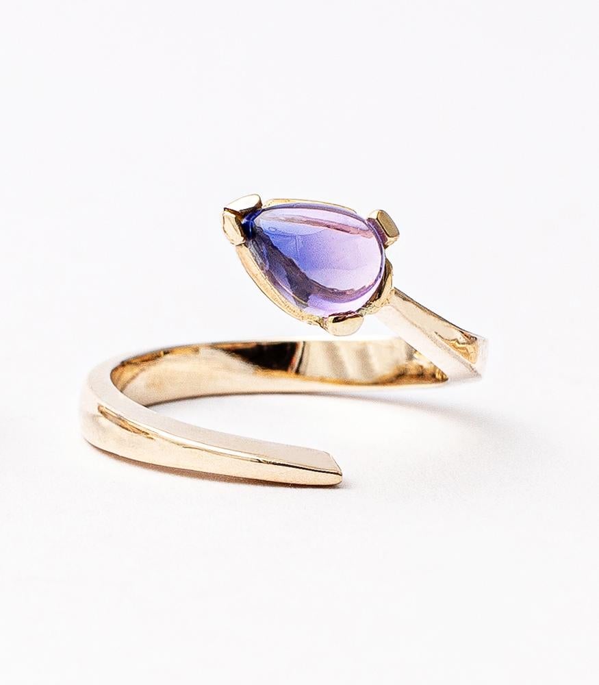 Taglio a goccia Anello in oro giallo 9Kt con pietre d'ametista, Cocktail, Moda moderna e design sorprendente in vendita
