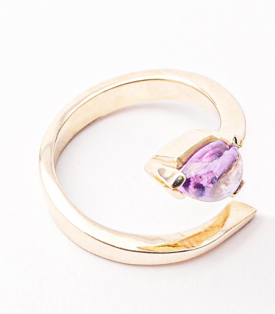 Anello in oro giallo 9Kt con pietre d'ametista, Cocktail, Moda moderna e design sorprendente in vendita 1