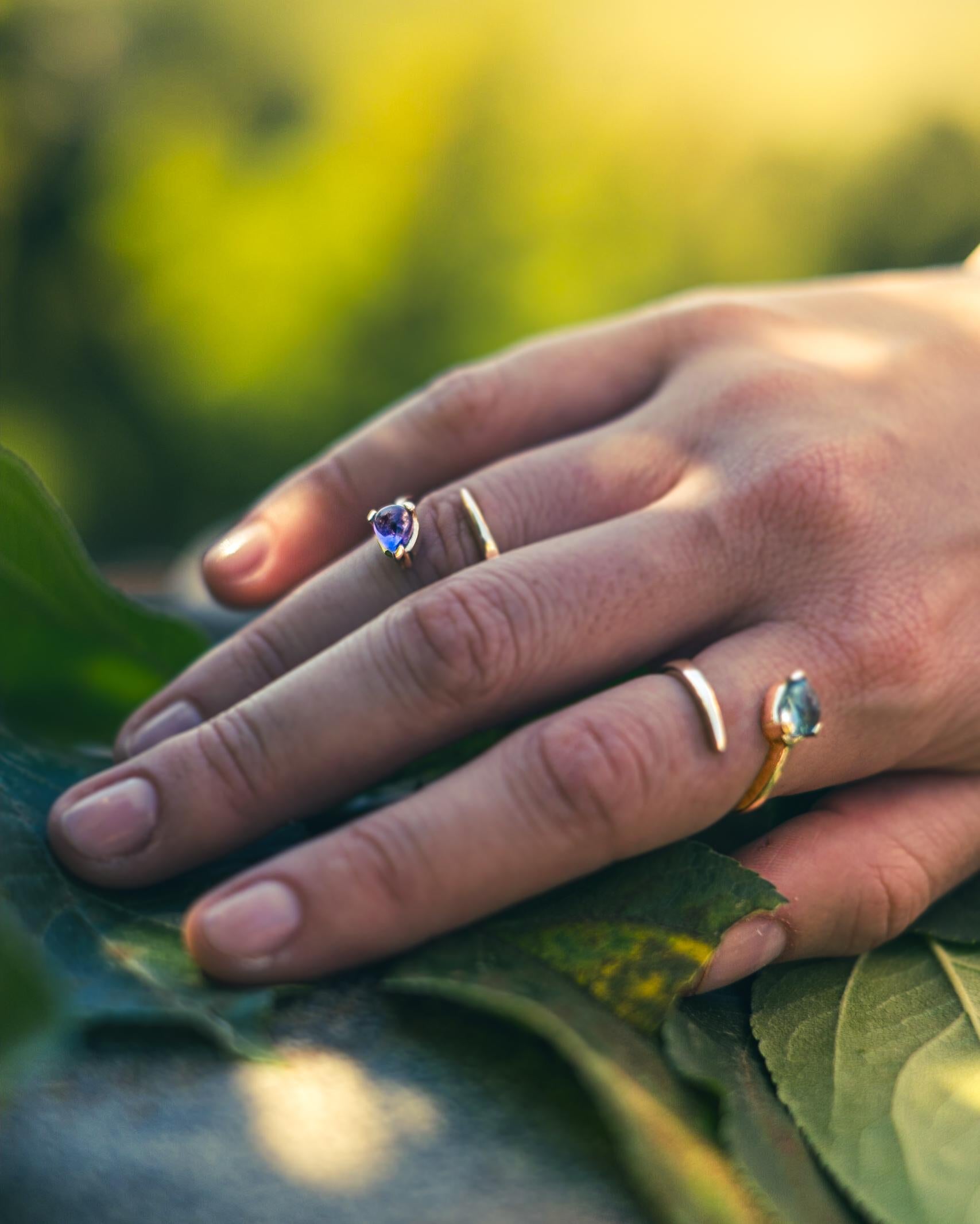 Bague de cocktail moderne en or jaune 9kt avec pierre naturelle :  quartz topaze bleue fabriqué à la main en Italie par Stanoppi Jewellery depuis 1948.  La pierre est une véritable nouveauté, conçue par la styliste Gisella pour ses nouveaux bijoux