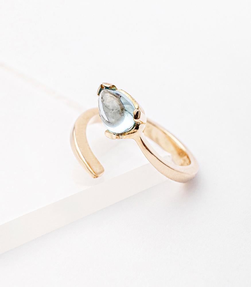 Moderne Incroyable bague de cocktail moderne en or jaune 9 carats avec topaze bleue cabochon en vente