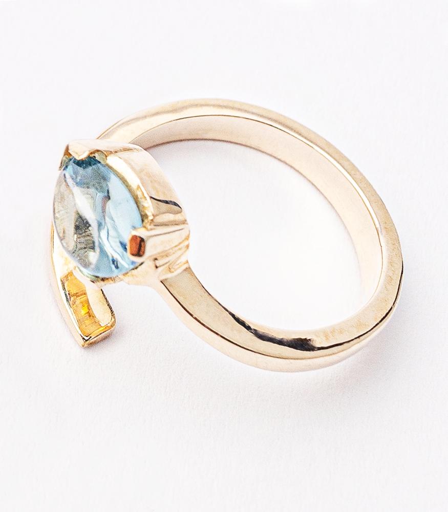 Taille poire Incroyable bague de cocktail moderne en or jaune 9 carats avec topaze bleue cabochon en vente