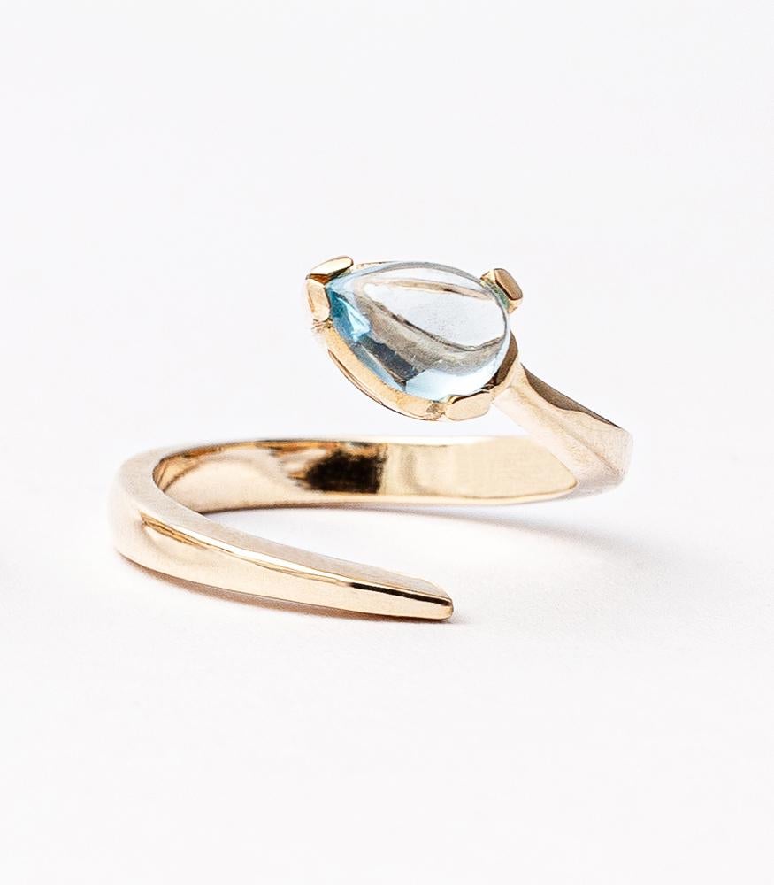 Incroyable bague de cocktail moderne en or jaune 9 carats avec topaze bleue cabochon Neuf - En vente à GALLARATE, IT