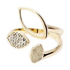 Bague unique de la collection Giselle en or jaune 9 carats, design Ginkgo et diamants