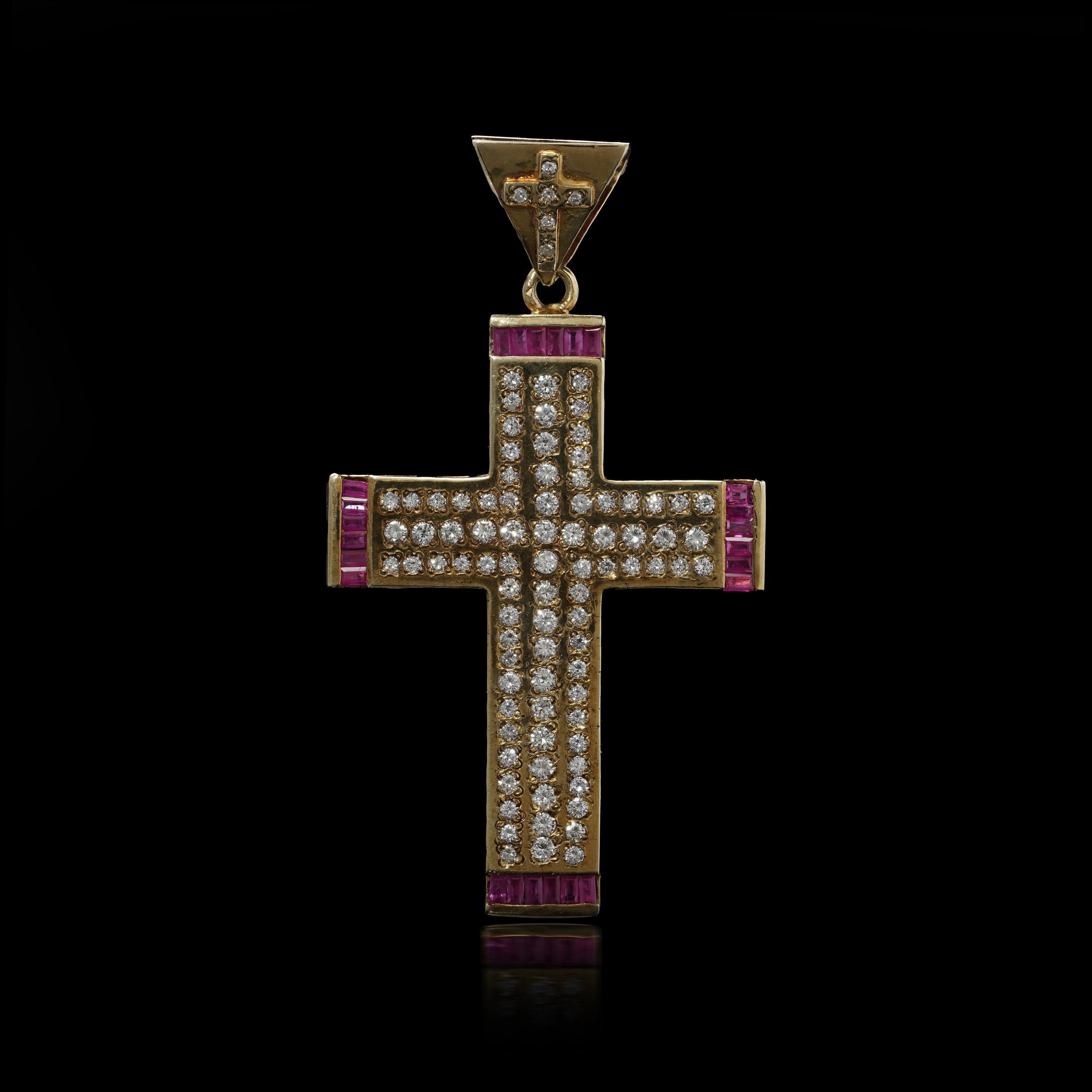 Pendentif croix en or jaune 9kt rubis et diamants

Grand pendentif en forme de croix en or jaune 9 carats, serti sur toute la face avant de diamants taille brillant dans un arrangement symétrique, encadré d'une bordure de rubis calibrés en