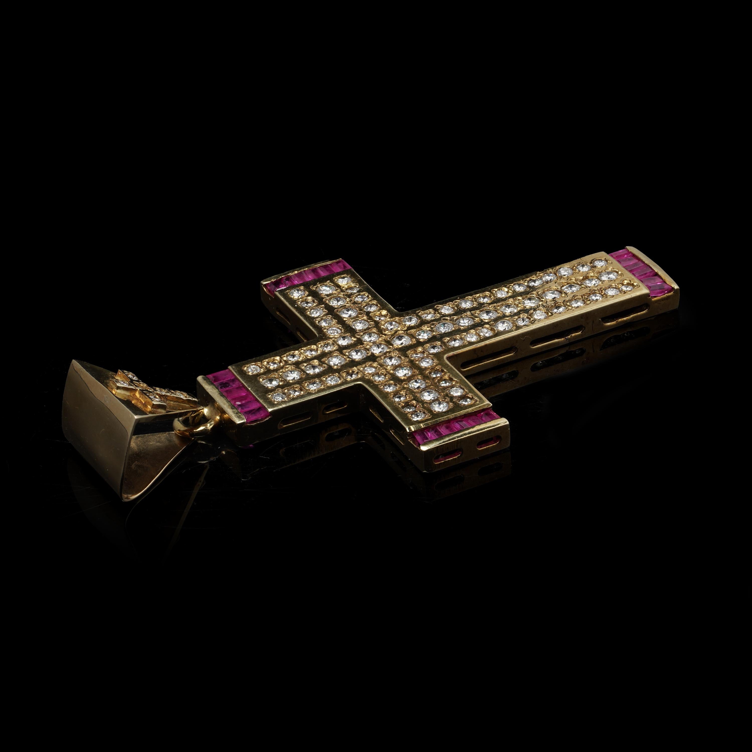 Pendentif croix en or jaune 9kt rubis et diamants Unisexe en vente