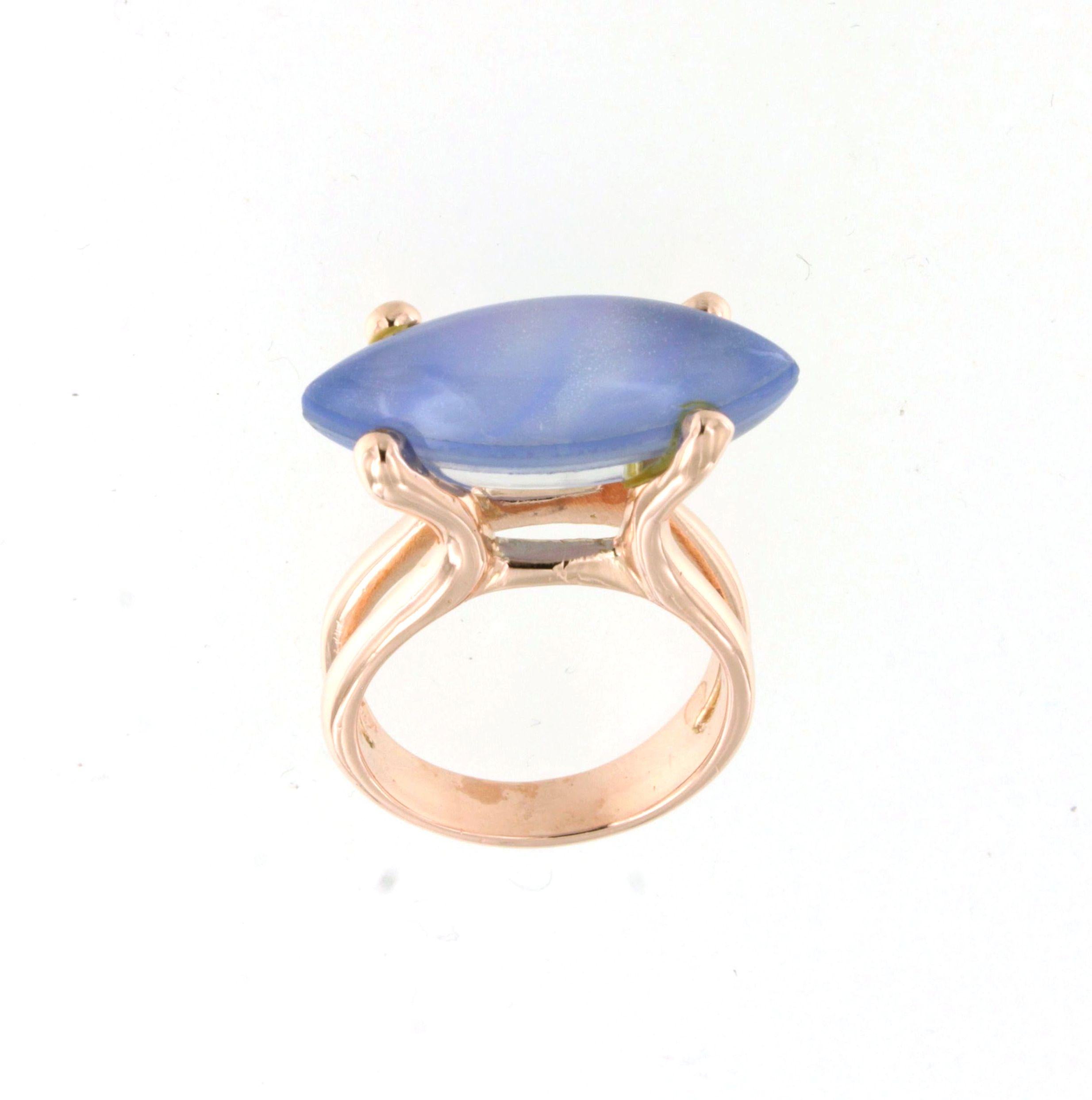 Bague de cocktail moderne et tendance en or rose 9kt avec des pierres naturelles  double pierre : quartz bleu clair et nacre  Fabriqués à la main en Italie par Stanoppi Jewellery depuis 1948.  La pierre est une véritable nouveauté, conçue par la