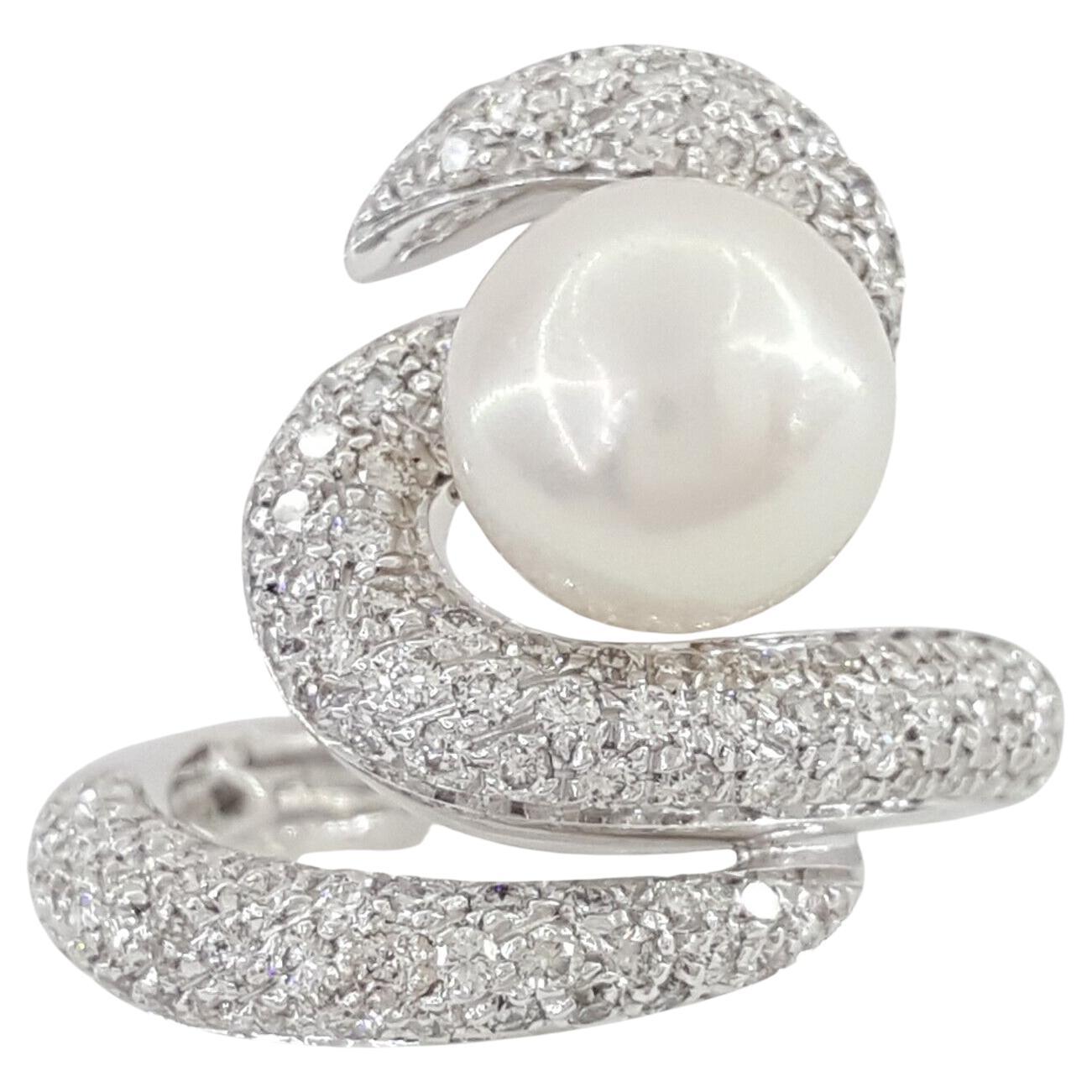 Anello con diamante taglio brillante rotondo e perla Akoya da 9 mm