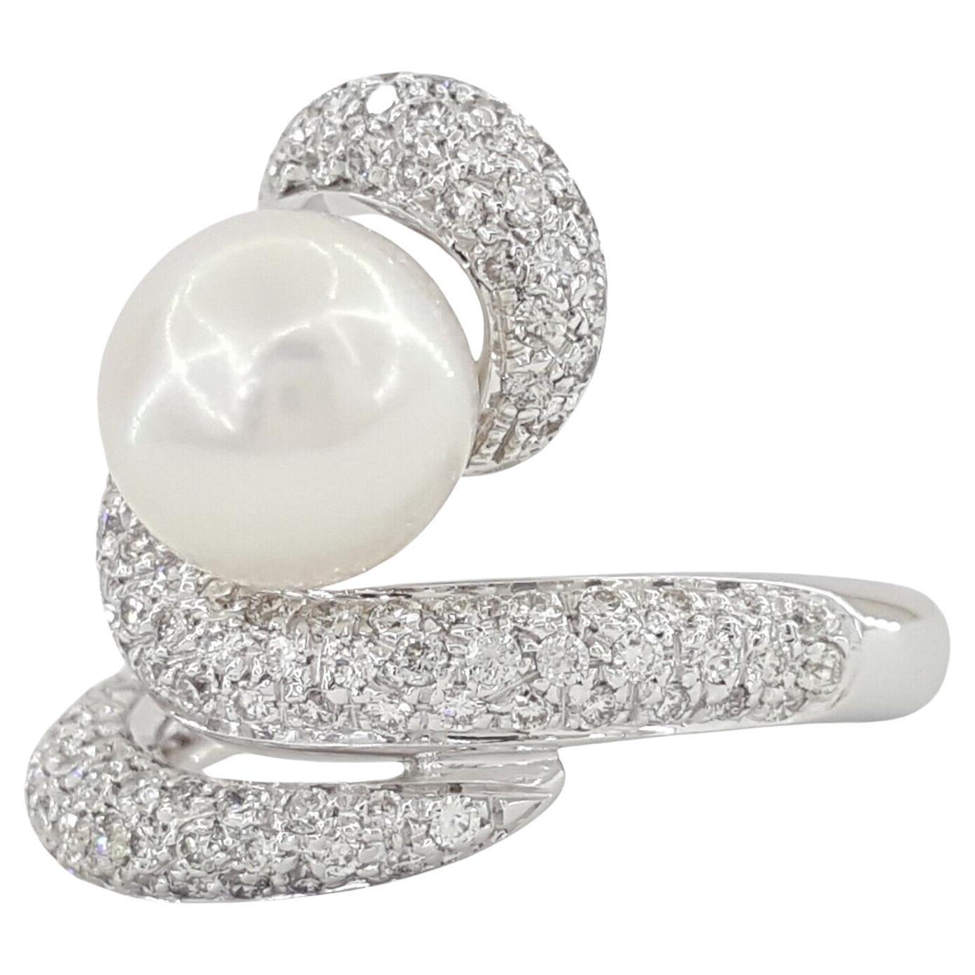 18K White Gold Ring featuring a 9mm Akoya Pearl and a captivating design with a 1.16 ct Round Brilliant Cut Diamond Snake/Swirl pattern. Weighing 10 grams, this ring is designed to fit finger sizes 6-7, thanks to its unique shape and sizing beads