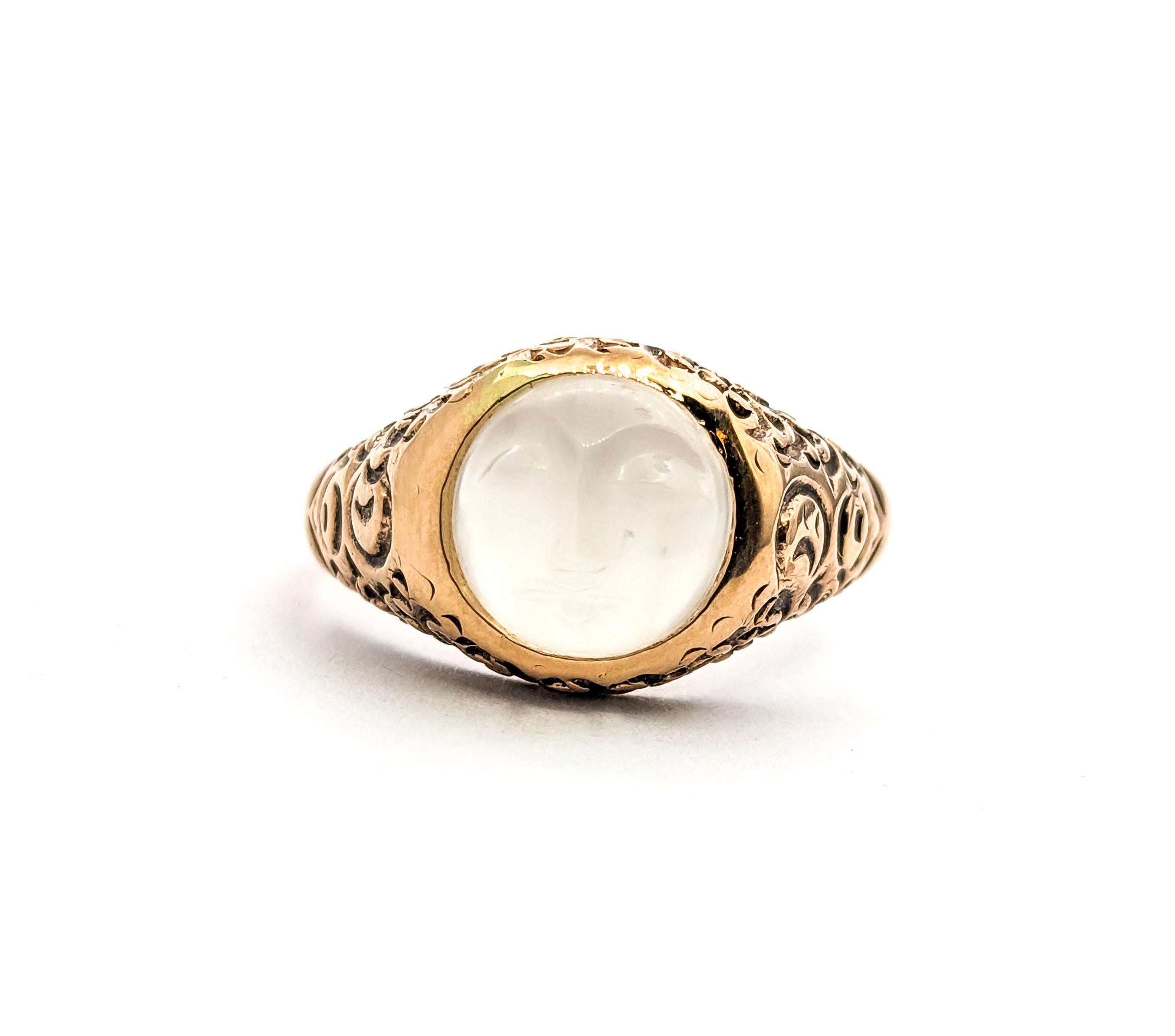 9mm Cabochon Moonstone Ring In Yellow Gold

Introducing our exquisite antique moonstone ring, beautifully fashioned in 10k yellow gold. This ring features a stunning 9mm carved cabochon moonstone centerpiece, artfully carved to resemble a 