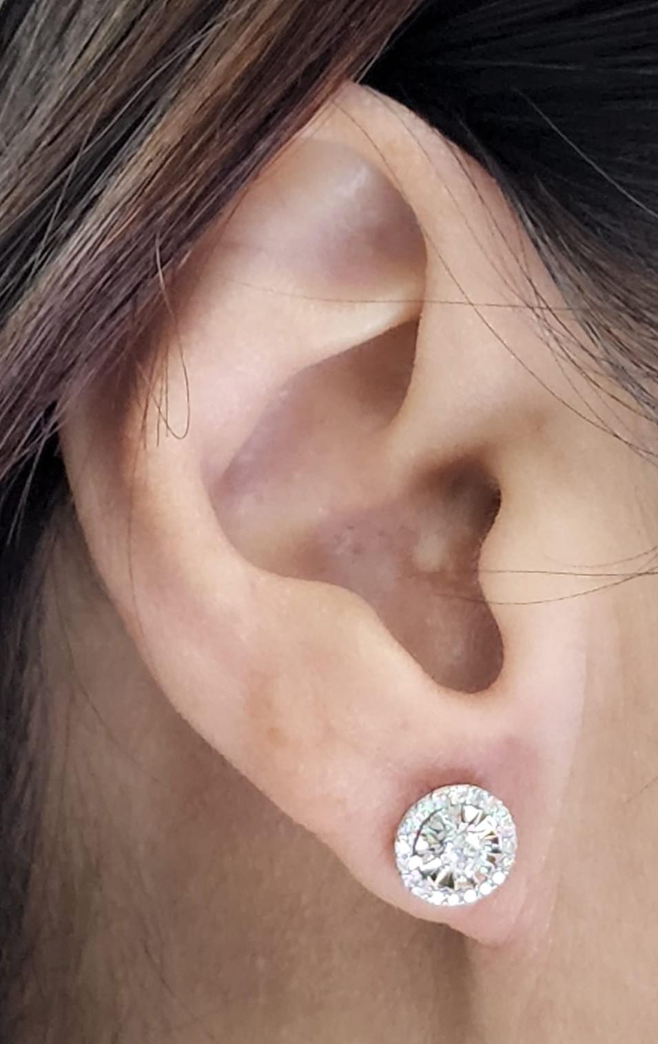 Round Cut Diamond Stud Earring in 14K White Gold For Sale