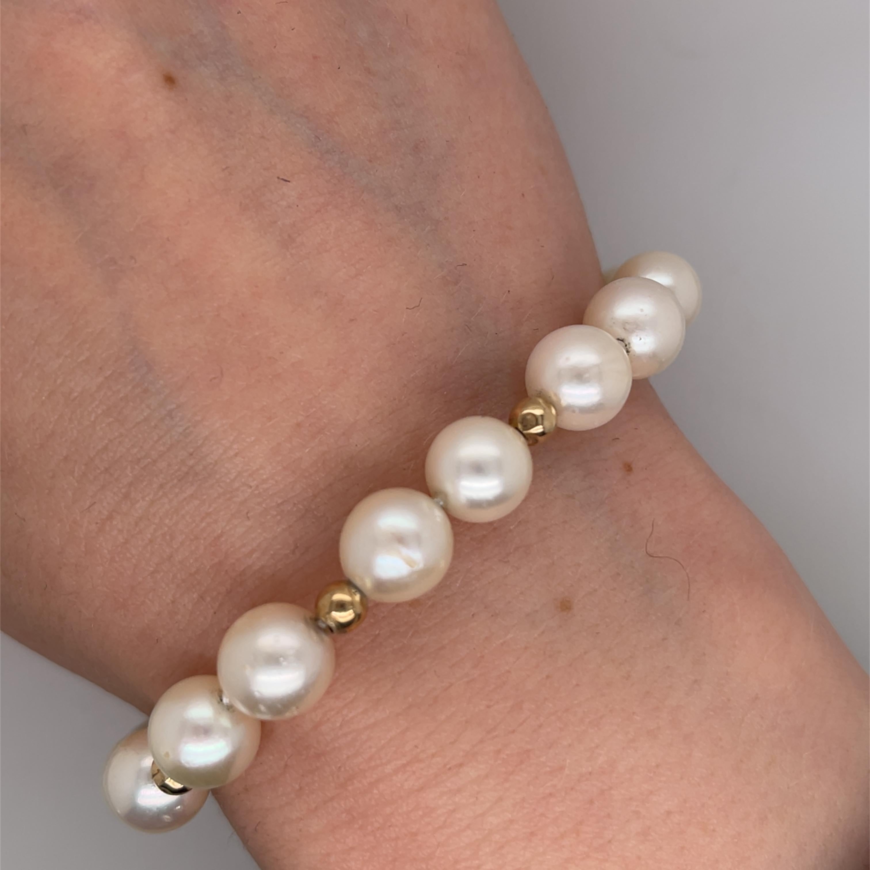 9mm Matching Freshwater Pearl Bracelet with 9ct Yellow Gold Clasp In Excellent Condition For Sale In London, GB