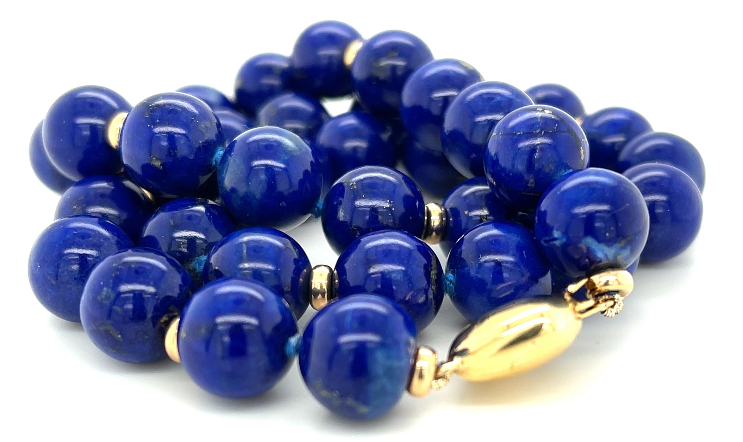 Artisan Collier de perles de lapis ronds de 9 mm avec espaces et fermoir en or jaune 14 carats, 18 pouces en vente