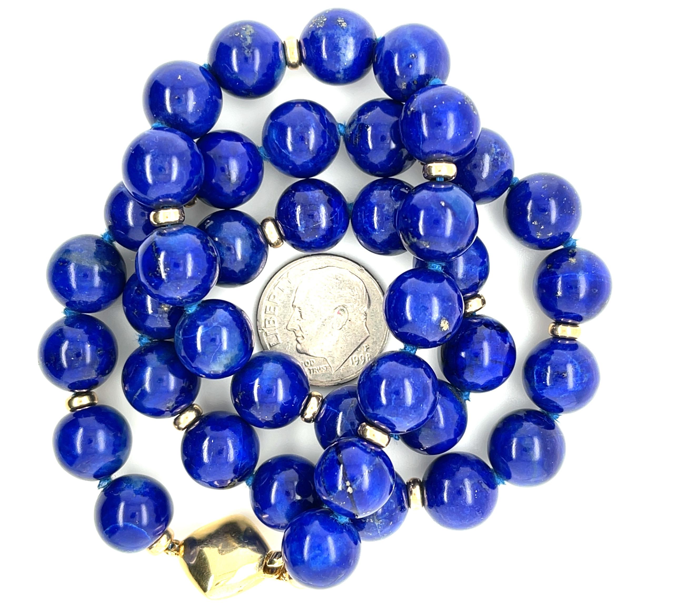 Collier de perles de lapis ronds de 9 mm avec espaces et fermoir en or jaune 14 carats, 18 pouces Neuf - En vente à Los Angeles, CA
