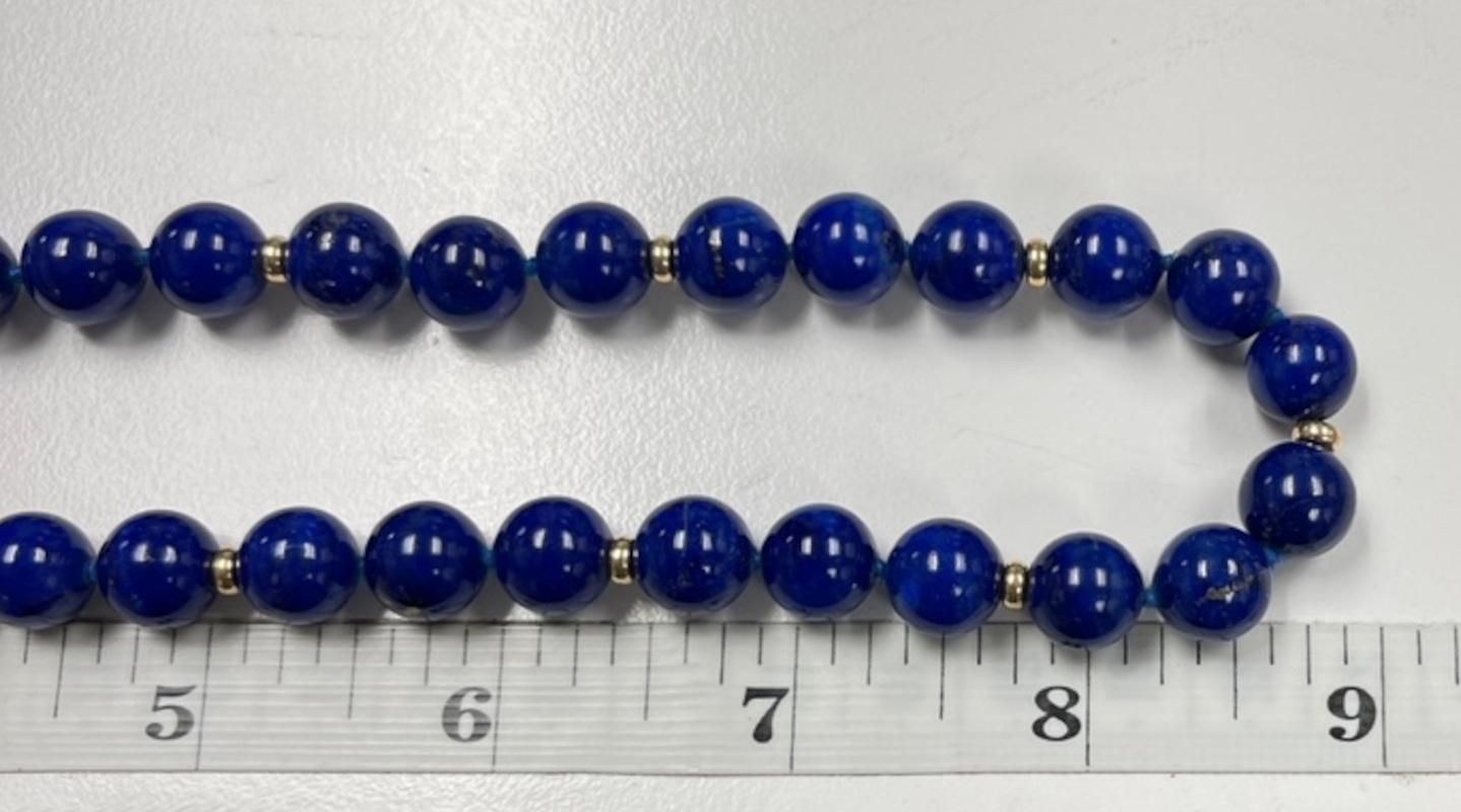 Collier de perles de lapis ronds de 9 mm avec espaces et fermoir en or jaune 14 carats, 18 pouces en vente 1
