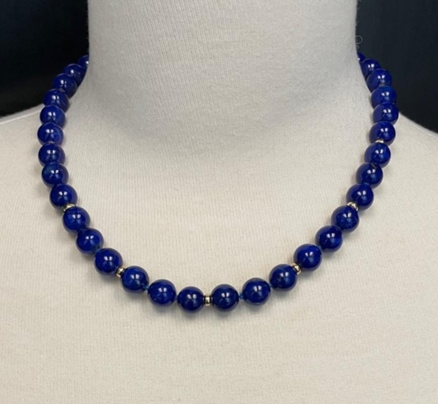 Collier de perles de lapis ronds de 9 mm avec espaces et fermoir en or jaune 14 carats, 18 pouces en vente 2