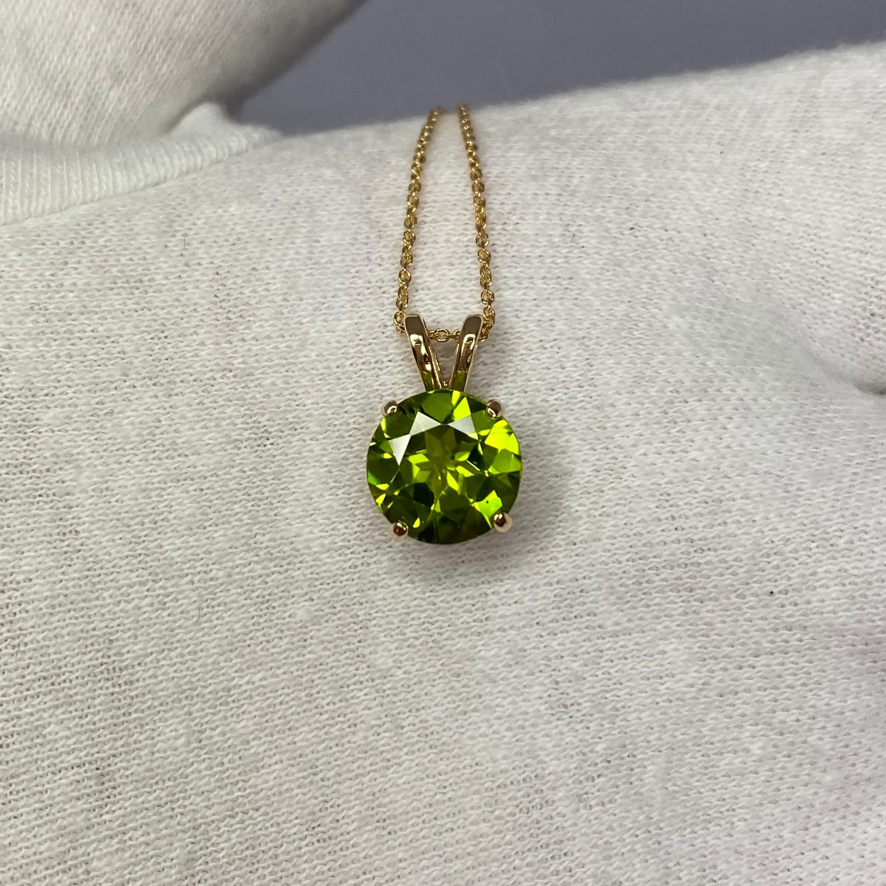 Beautiful natural 2.55 carat deep vividd peridot set in a fine 14k yellow gold solitaire pendant.

Stunning peridot with a bright and vivid green colour and good clarity, clean stone with only some small natural inclusions visible when looking