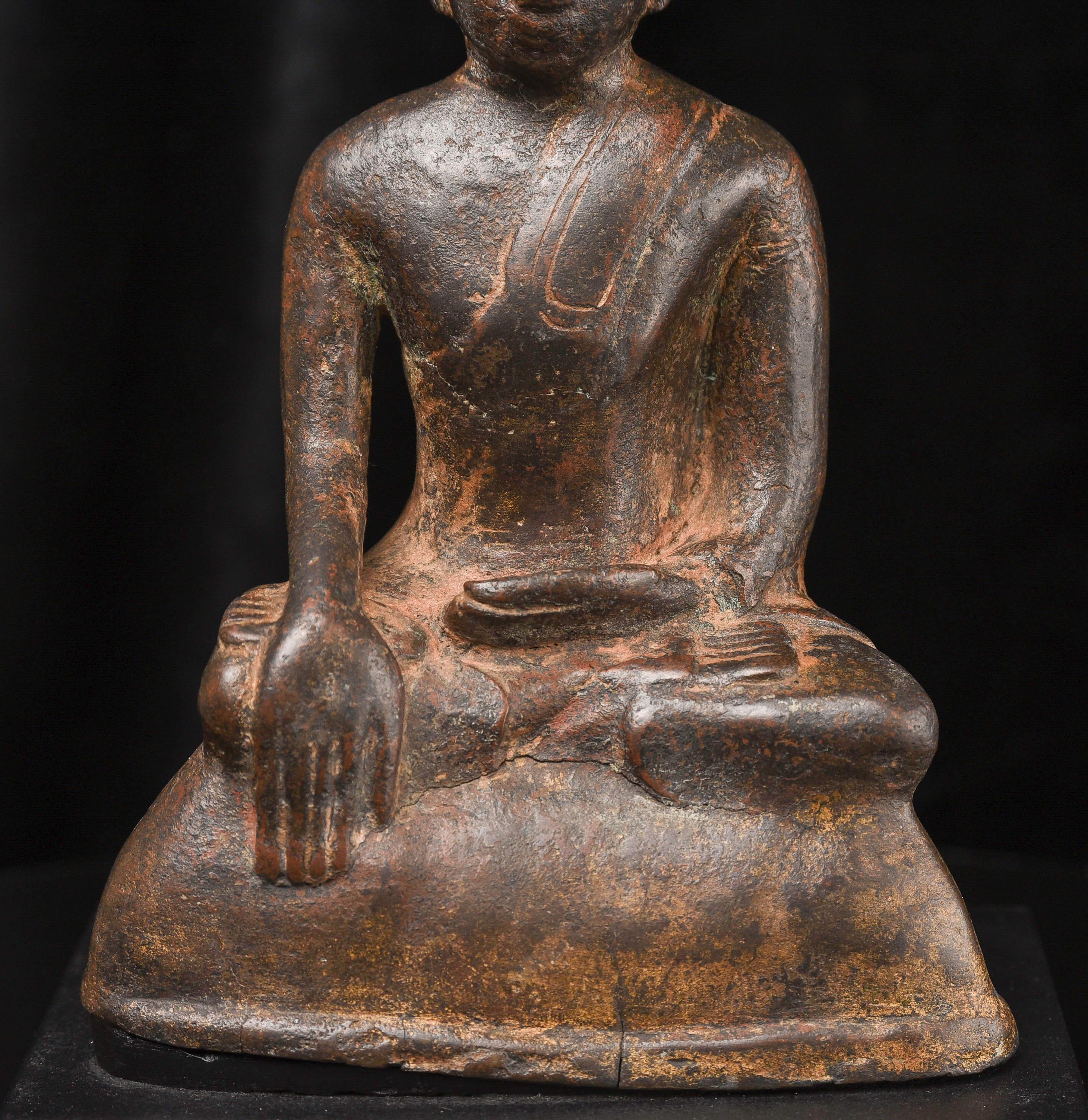 Exceptionnel bouddha en bronze birman du 9e au 10e siècle de la période pré-païenne, présentant les caractéristiques stylistiques de la fin de l'ère Pyu. La tête solidement moulée reflète les conventions artistiques distinctives de l'époque, tandis