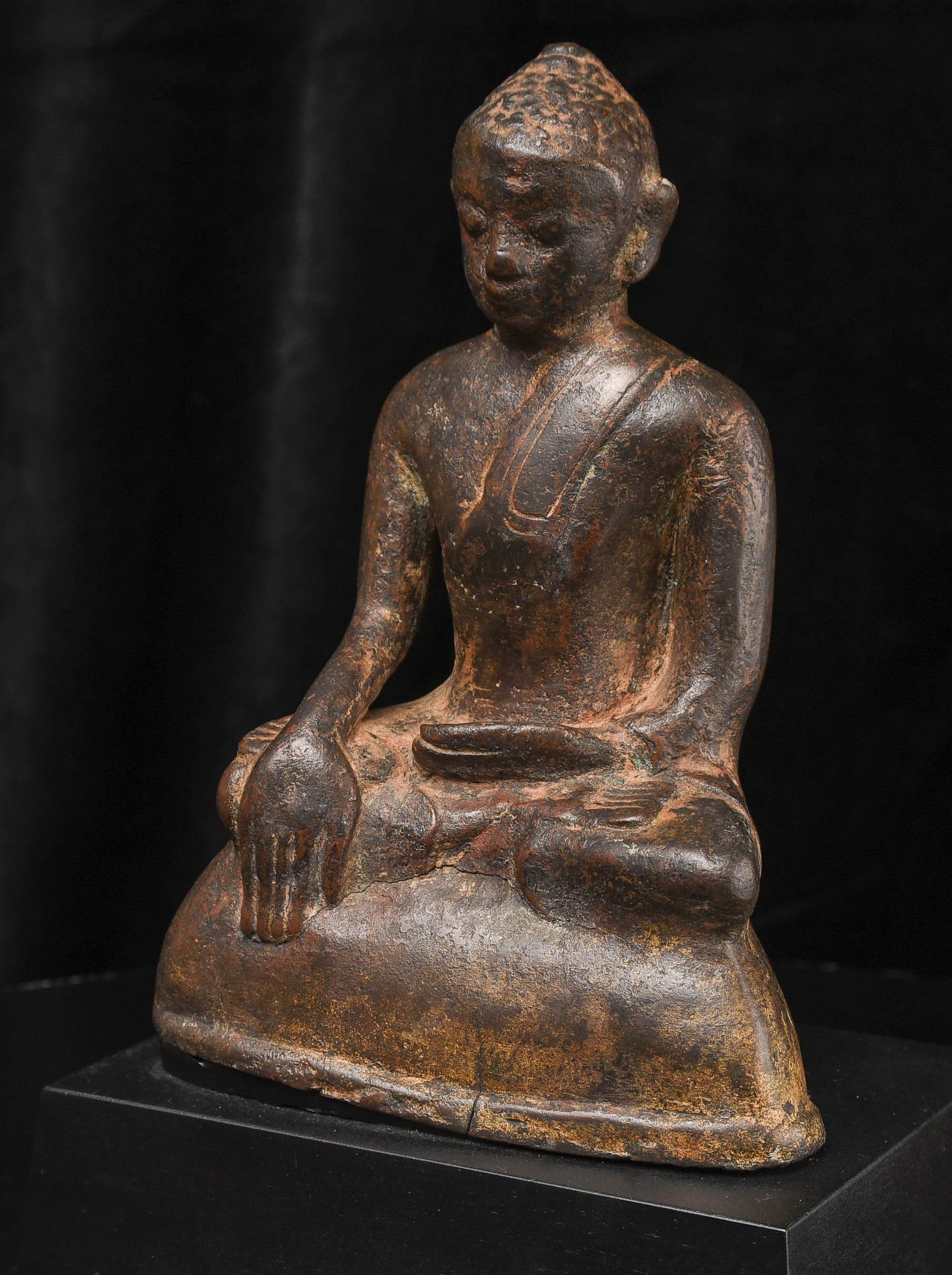 Moulage 9e/10e siècle, profondément serein, bouddha pré-païen - rare, modelé avec sensibilité, 9883 en vente