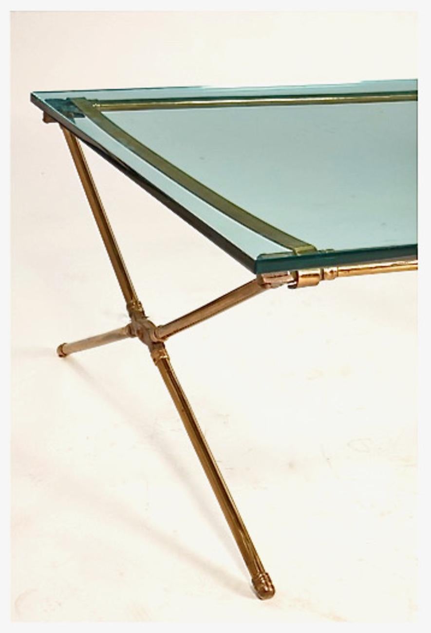Cette table basse très intéressante a été adaptée à partir d'un lit de campagne anglais ou français du XIXe siècle en laiton. La table est dans l'ensemble en très bon état ; les éléments en laiton sont d'origine et robustes. La table est équipée