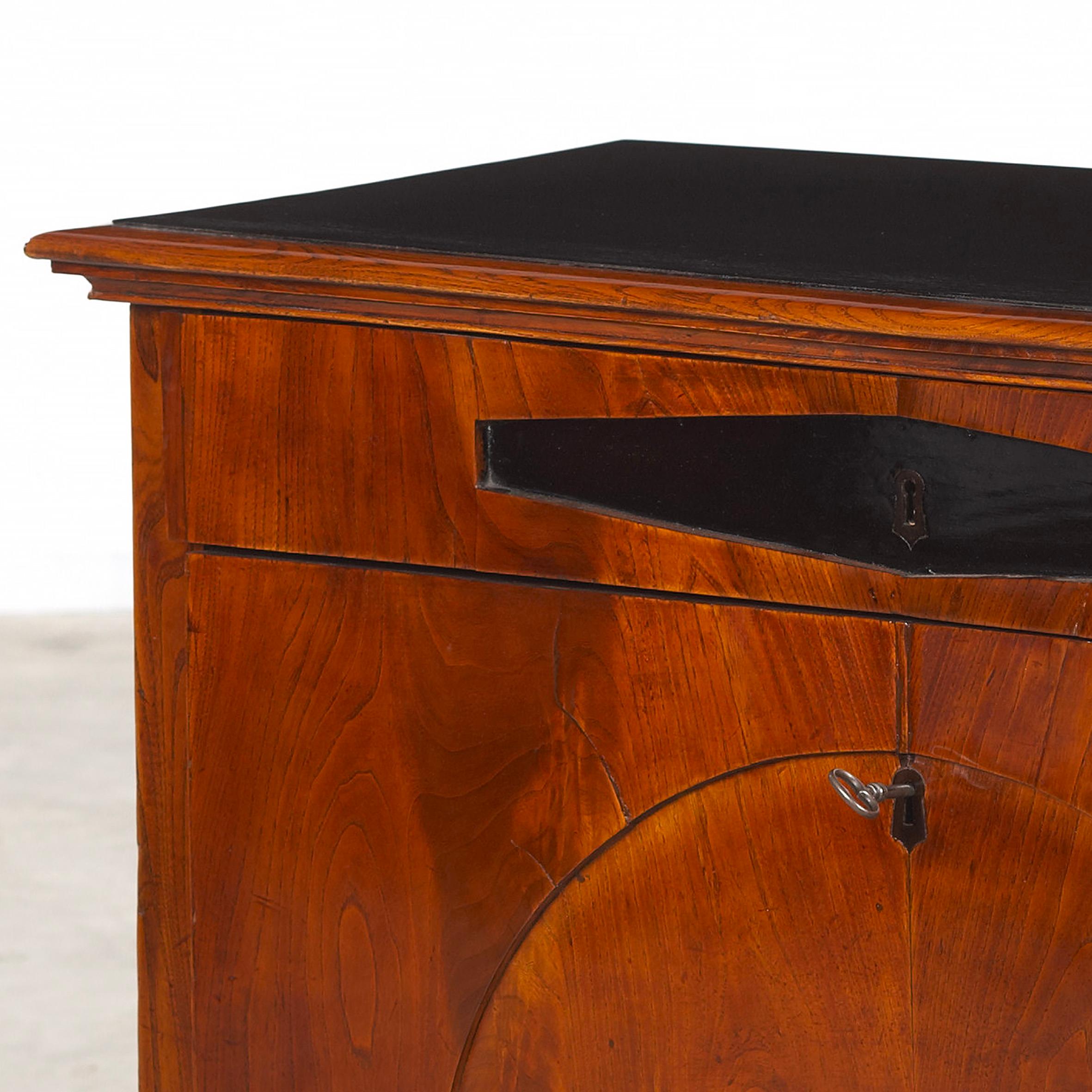 Danish late Empire chest of drawers in elm veneer, ebonized top and front inserts. Dating approximate 1830.