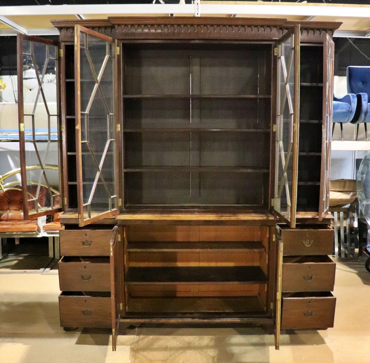 19th Century English Flame Mahogany Georgian Breakfront Bookcase In Good Condition In Swedesboro, NJ