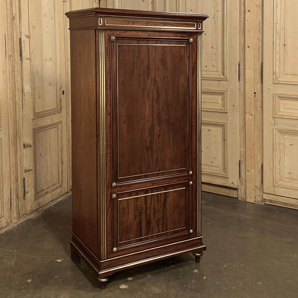 Hand-Crafted 19th Century French Louis XVI Bonnetiere, Linen Press For Sale