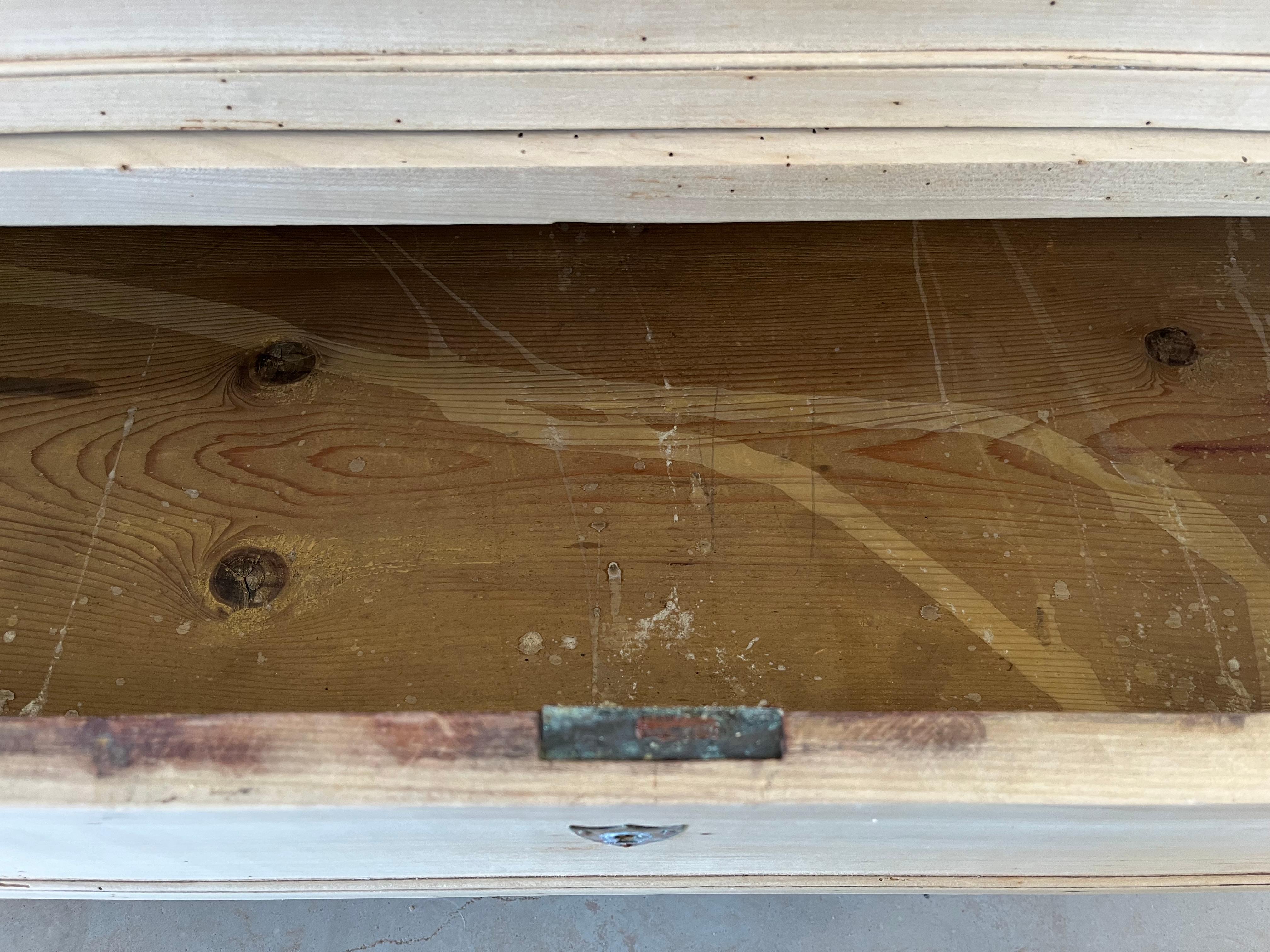 Commode / cassettiera Luigi XVI realizzata a mano in Francia tra la fine del 1700 e l'inizio del 1800. La cassettiera presenta tre file di cassetti incassati. Sulla prima fila troviamo tre cassetti più piccoli, mentre le due file successive hanno un