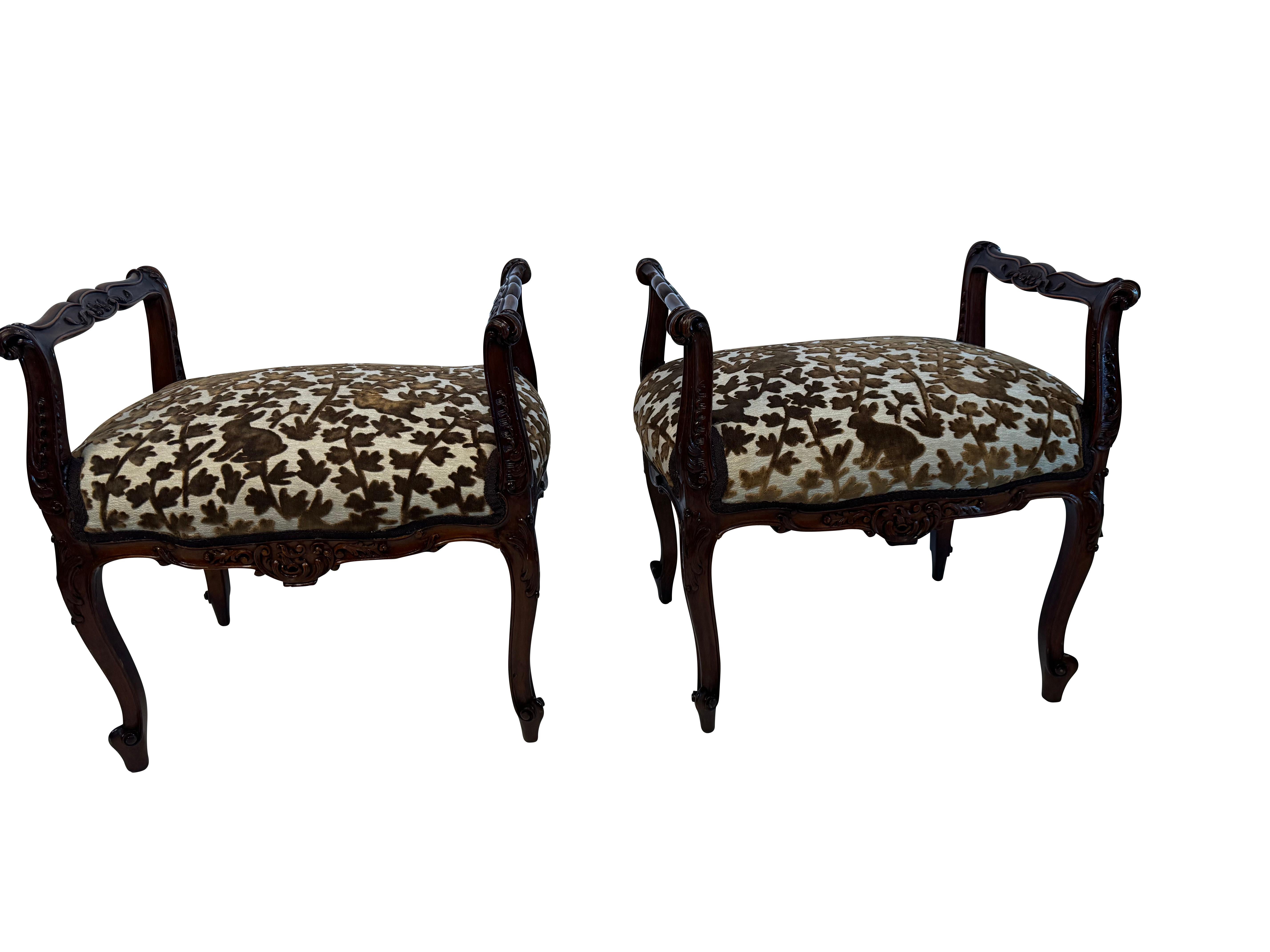 Coppia di panche da camino in noce intagliate a mano con belle gambe ricurve e maniglie. Completamente rifinito per mostrare l'incantevole patina del legno.  Sono state rivestite professionalmente in un delizioso velluto marrone e beige con