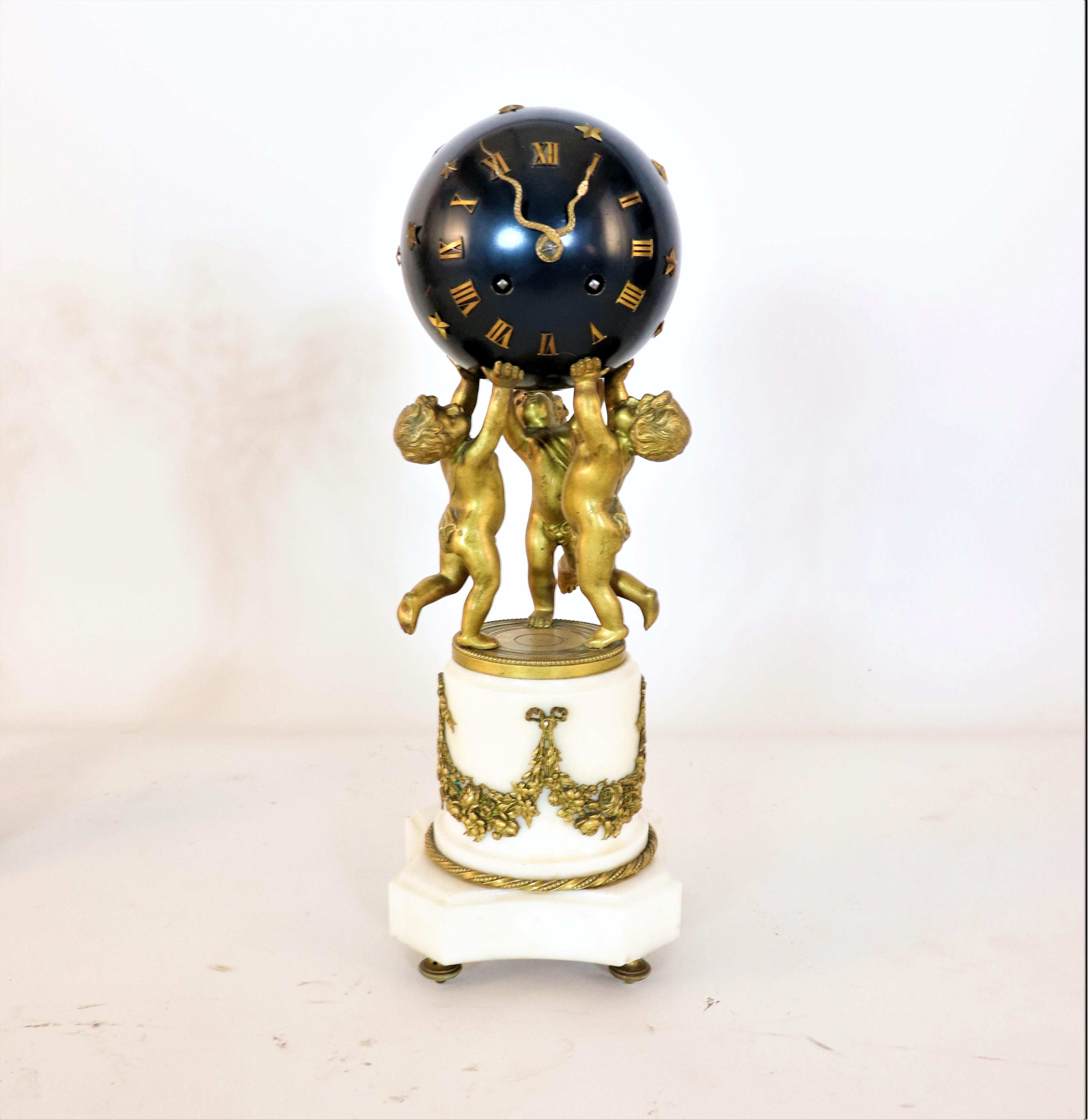 Français Horloge trois pièces en bronze et marbre de style néoclassique Louis XVI du 19e siècle en vente