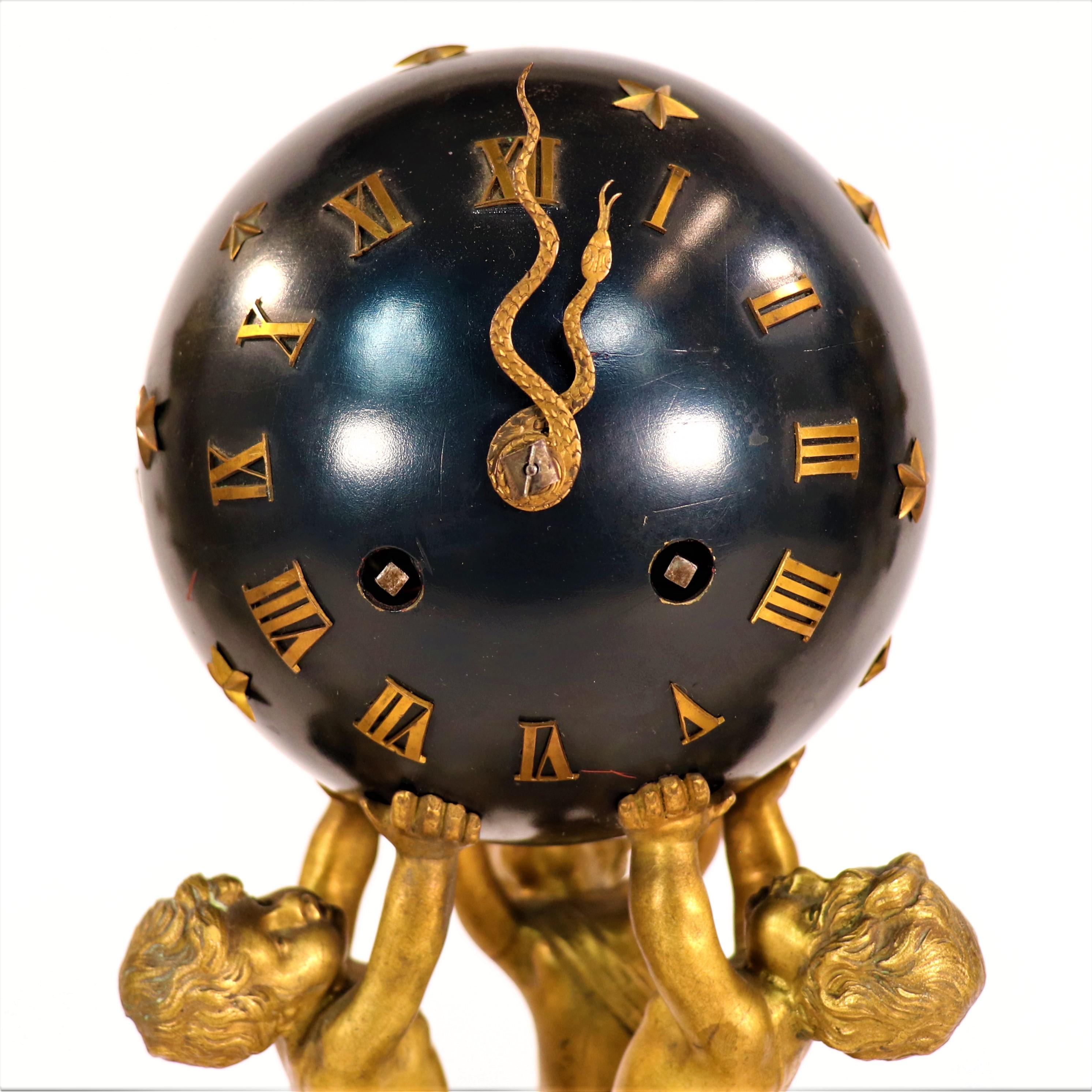 Dreiteilige Uhr aus Bronze und Marmor im neoklassischen Louis-XVI.-Stil des 19. Jahrhunderts (Metallarbeit) im Angebot