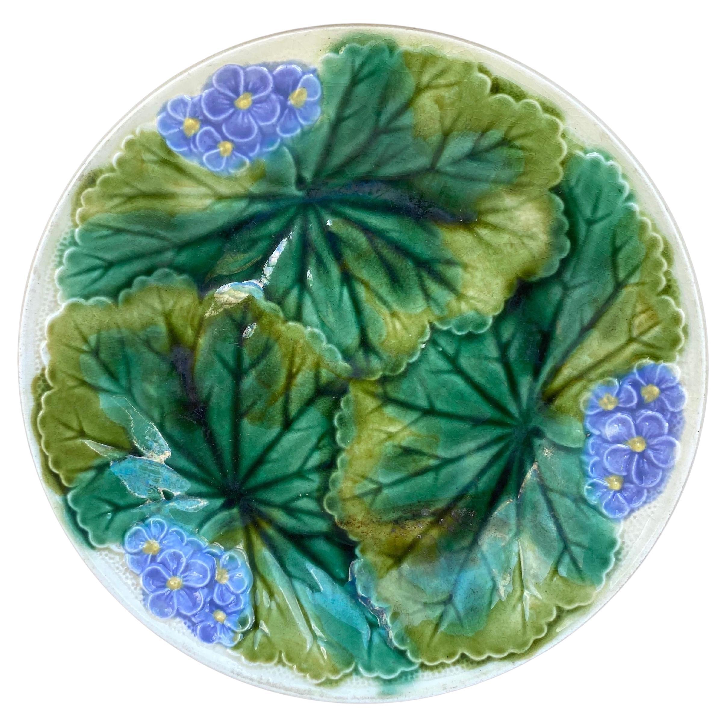 Assiette à fleurs violettes en majolique du 9ème siècle Clairefontaine en vente