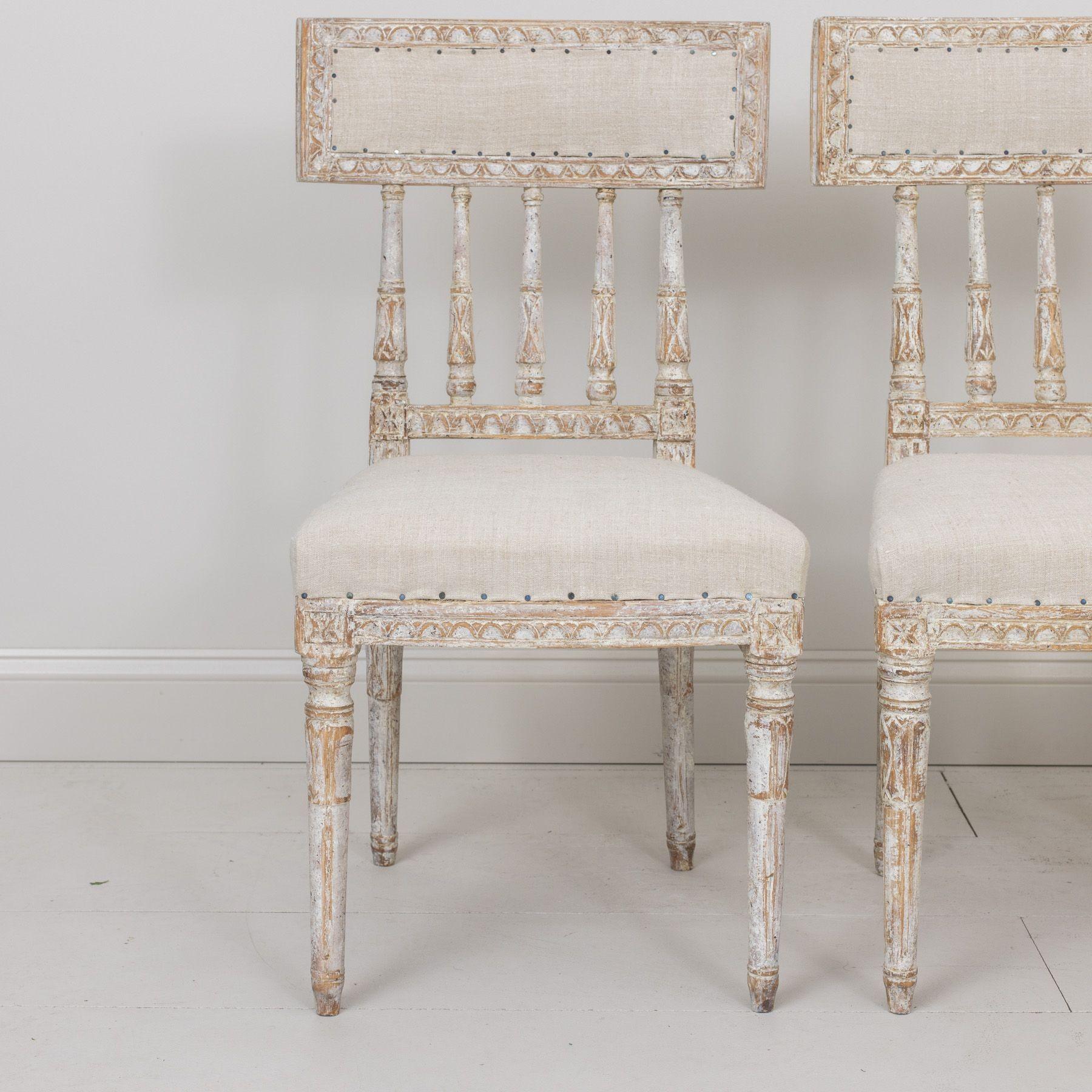 Suédois Ensemble de six chaises suédoises d'époque gustavienne du 19e siècle peintes d'origine en vente
