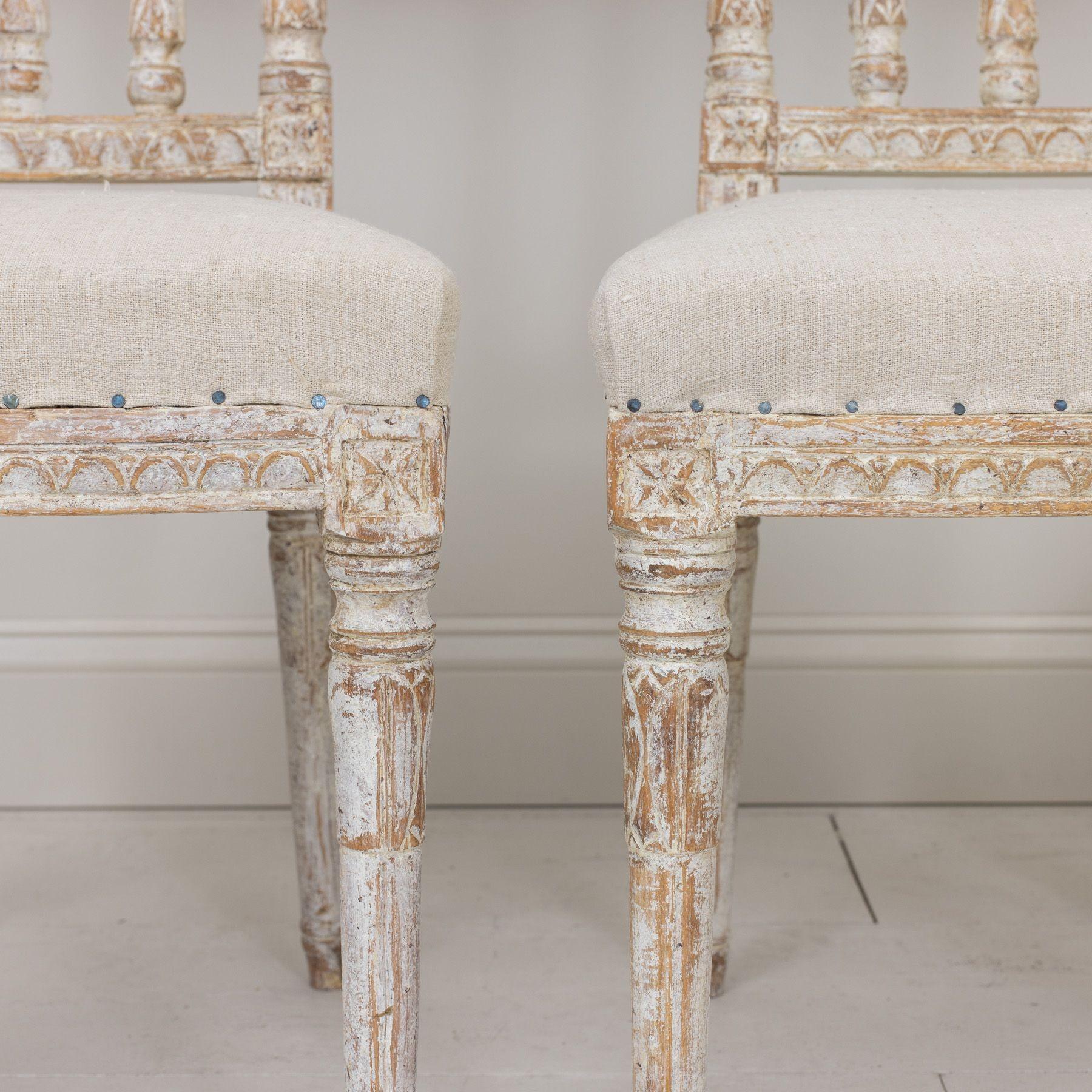 Tissu Ensemble de six chaises suédoises d'époque gustavienne du 19e siècle peintes d'origine en vente
