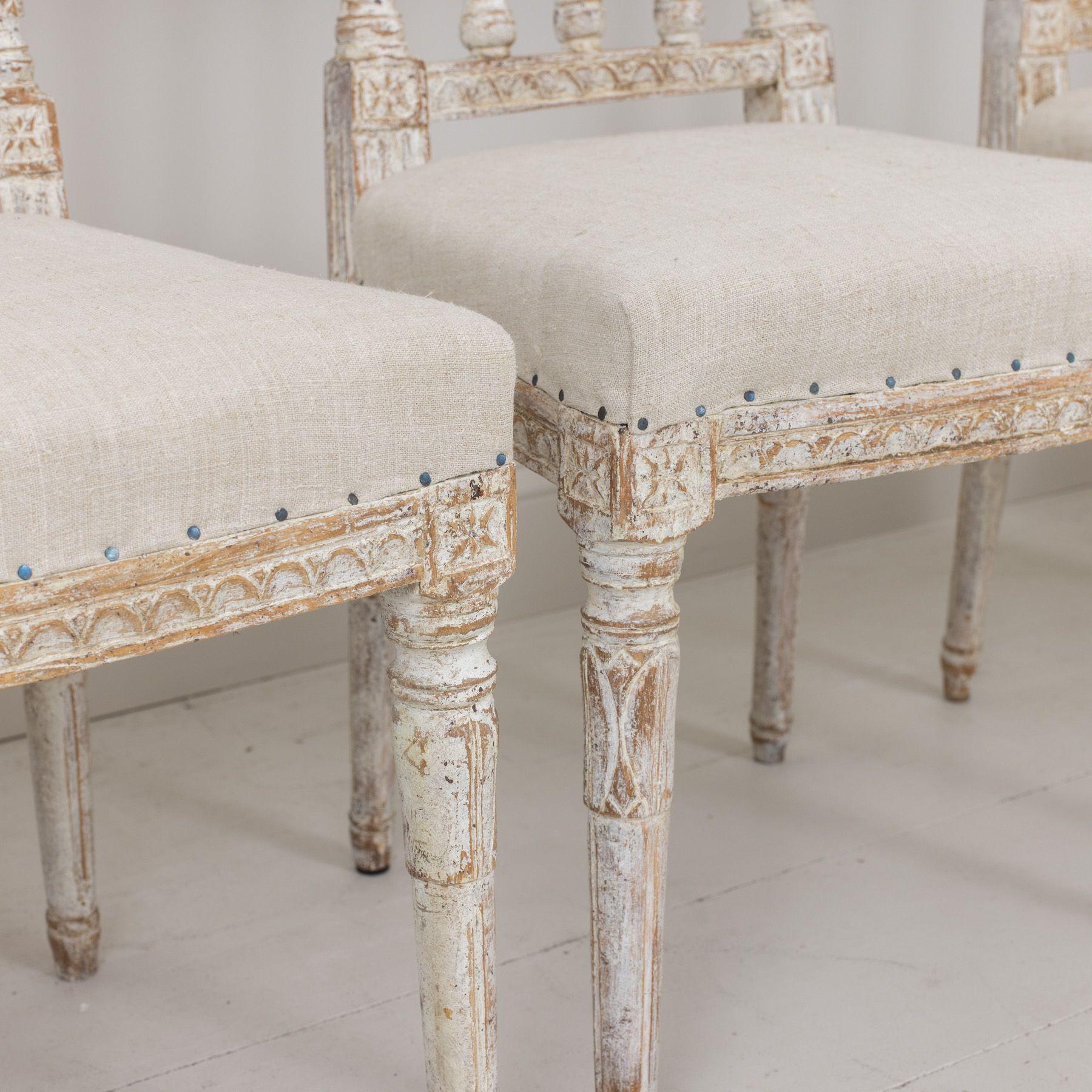 Ensemble de six chaises suédoises d'époque gustavienne du 19e siècle peintes d'origine en vente 2
