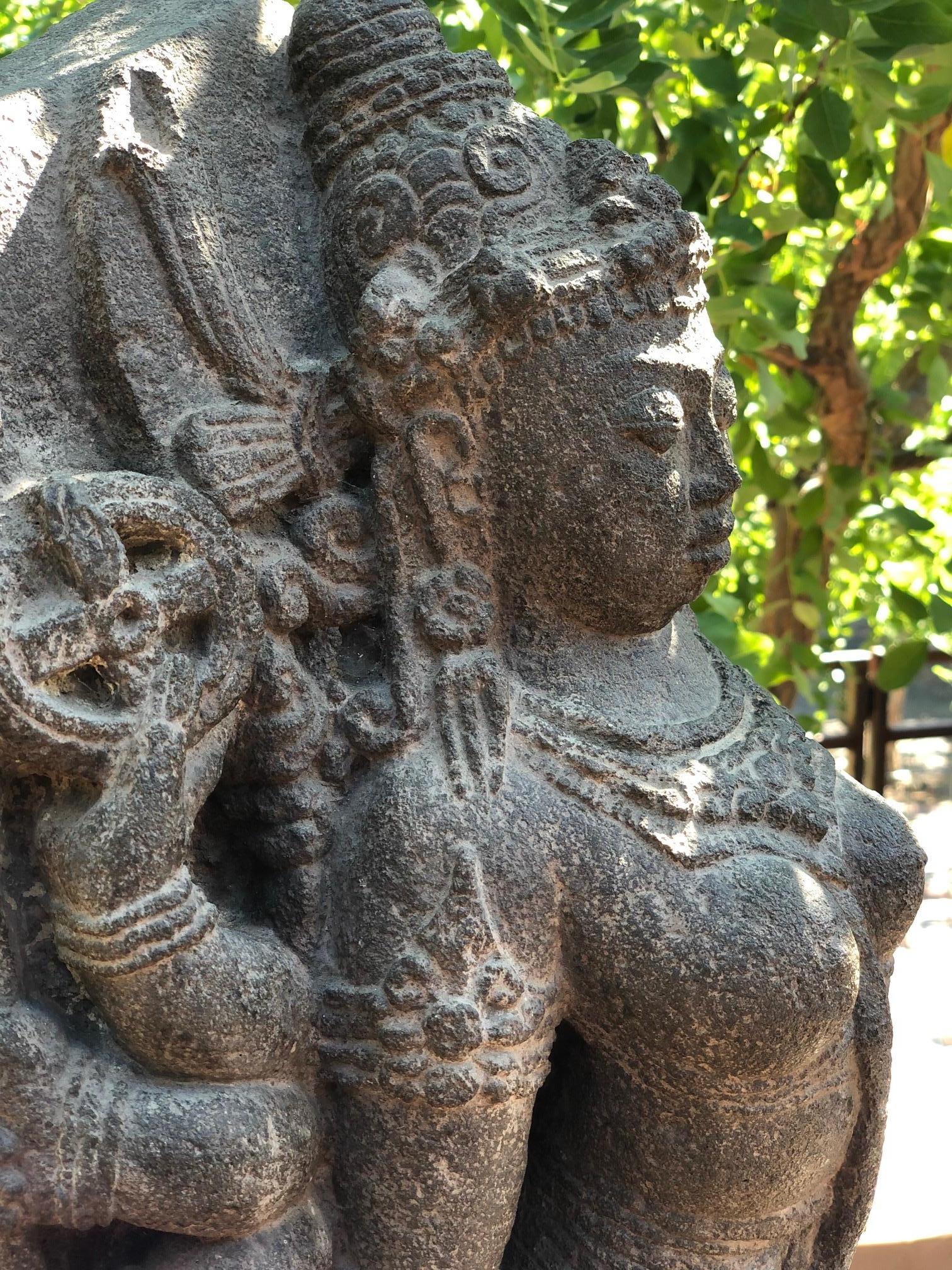 Grand chef-d'œuvre Durga du 9e siècle en pierre de Java, authentique - 9198 en vente 9