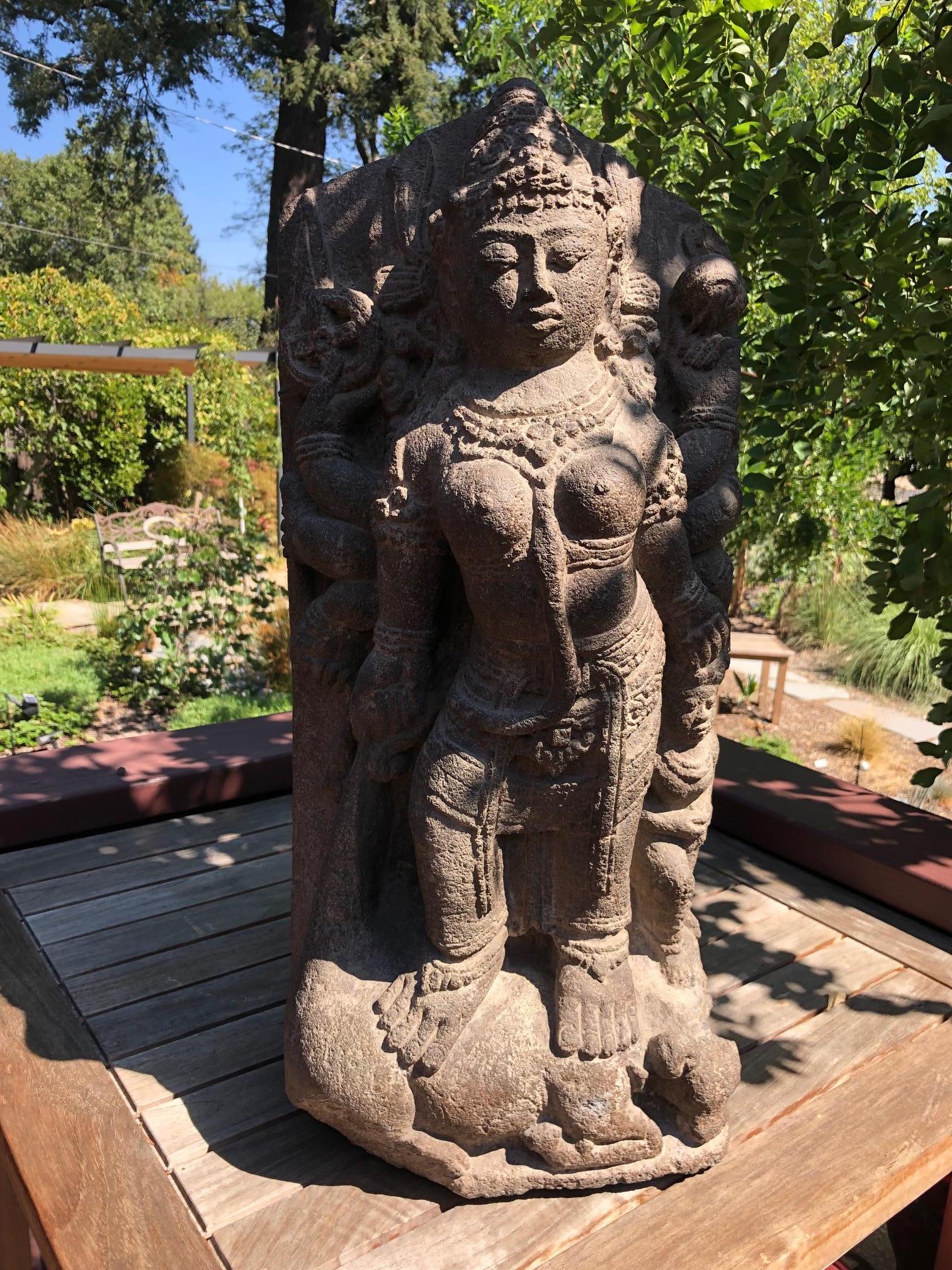 Meisterwerk 9. Jahrhundert Stein Durga aus Java. Diese Skulptur ist eine der schönsten, die ich in über 30 Jahren anbieten durfte. Die tiefe spirituelle Präsenz ist im Gesicht und in der allgemeinen Haltung der Durga-Figur spürbar. Die Schnitzerei