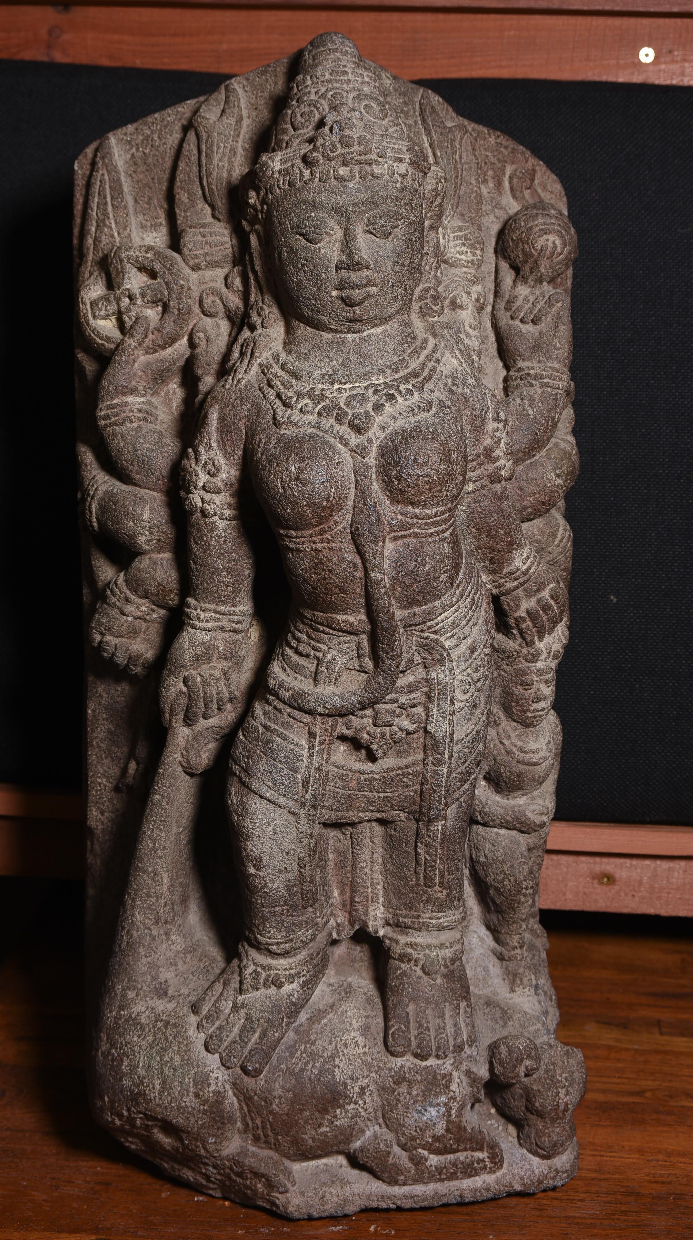 Stein Durga aus Java-Stein-Meisterwerk des 9. Jahrhunderts, groß, authentisch - 9198 (Südostasiatisch) im Angebot